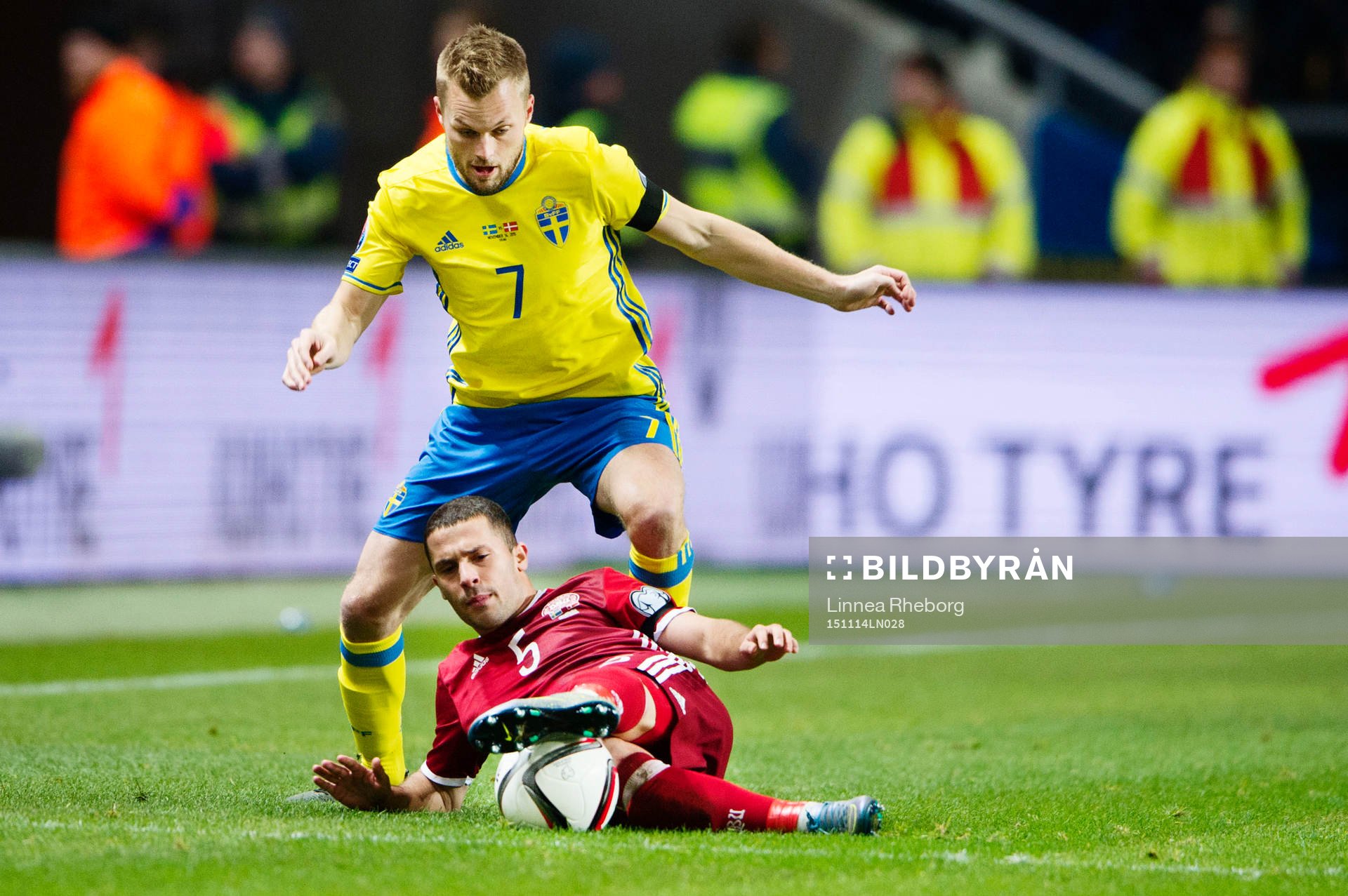 Sveriges Sebastian Larsson i närkamp med Danmarks Riza Durmisi under fotbollsmatchen i EM-kvalets playoff mellan Sverige och Danmark den 14 november 2015 i Stockholm.