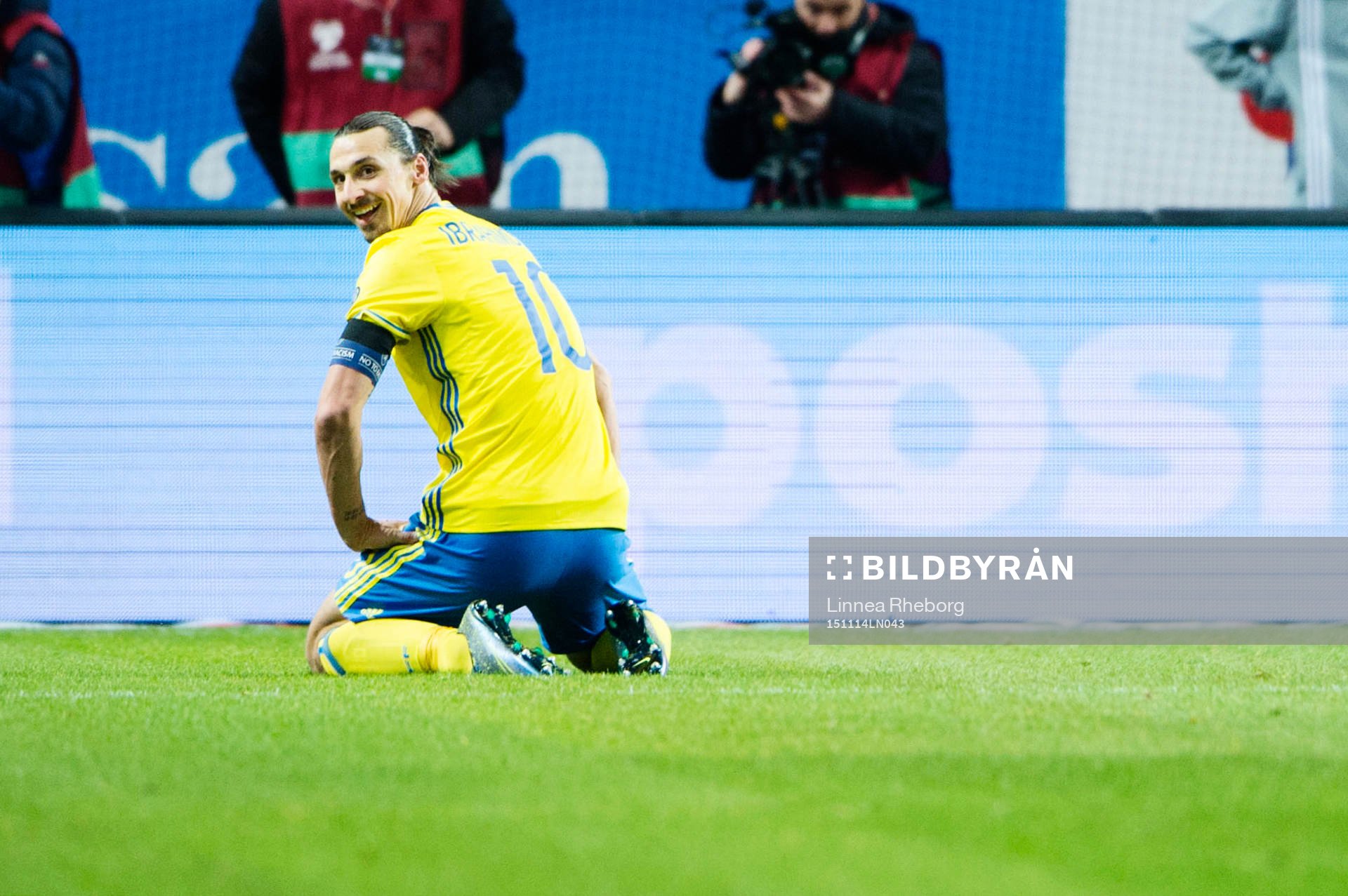 Sveriges Zlatan Ibrahimovic skrattar