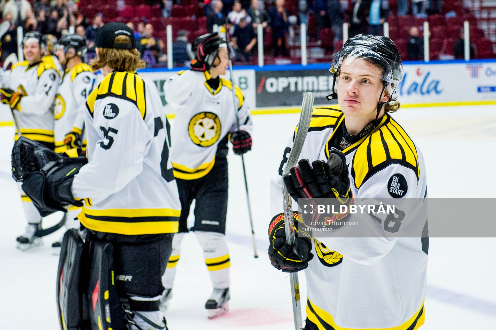 Brynäs Martin Naenfeldt tackar publiken