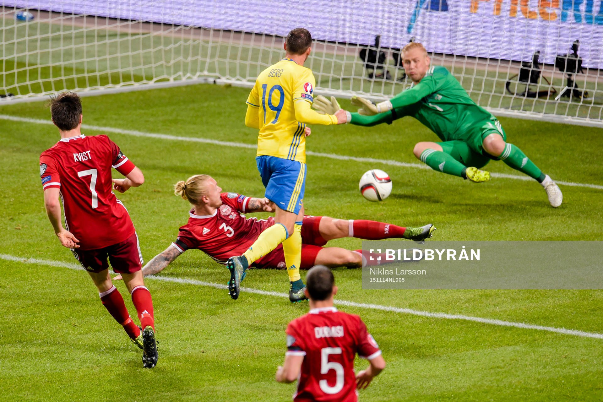 Danmarks målvakt Kasper Schmeichel och Simon Kjär täcker