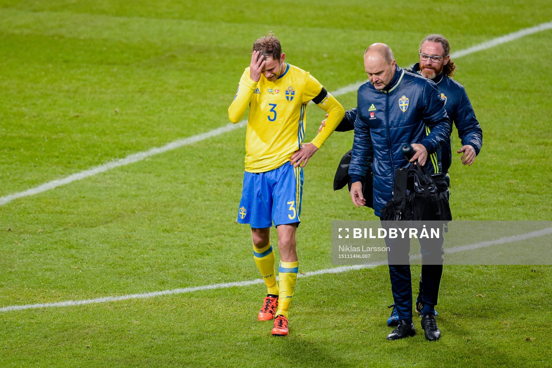 Sveriges Mikael Antonsson får hjälp av planen