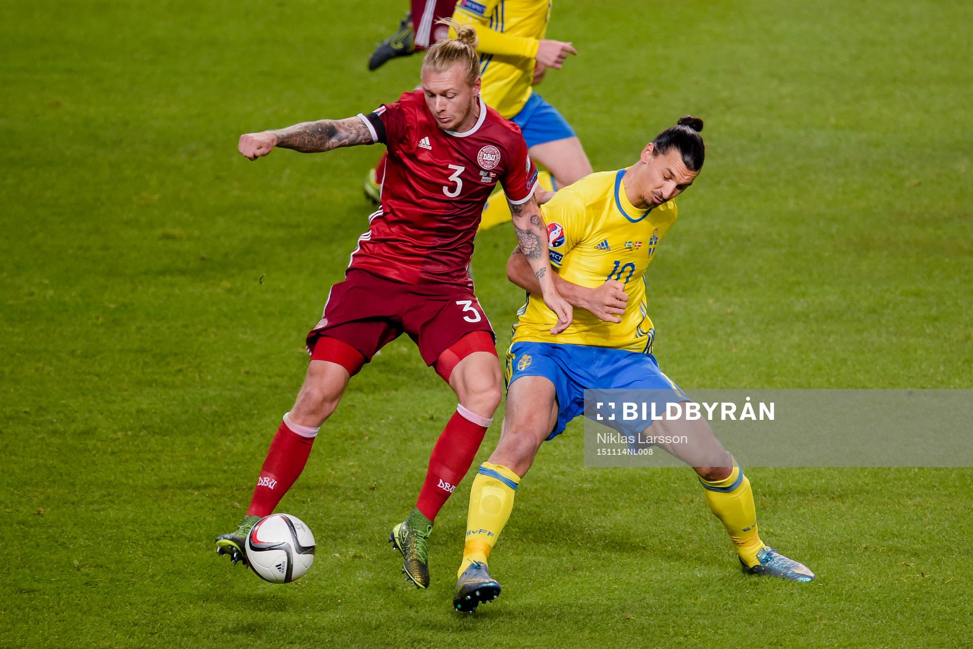 Danmarks Simon Kjär och Sveriges Zlatan Ibrahimovic i en