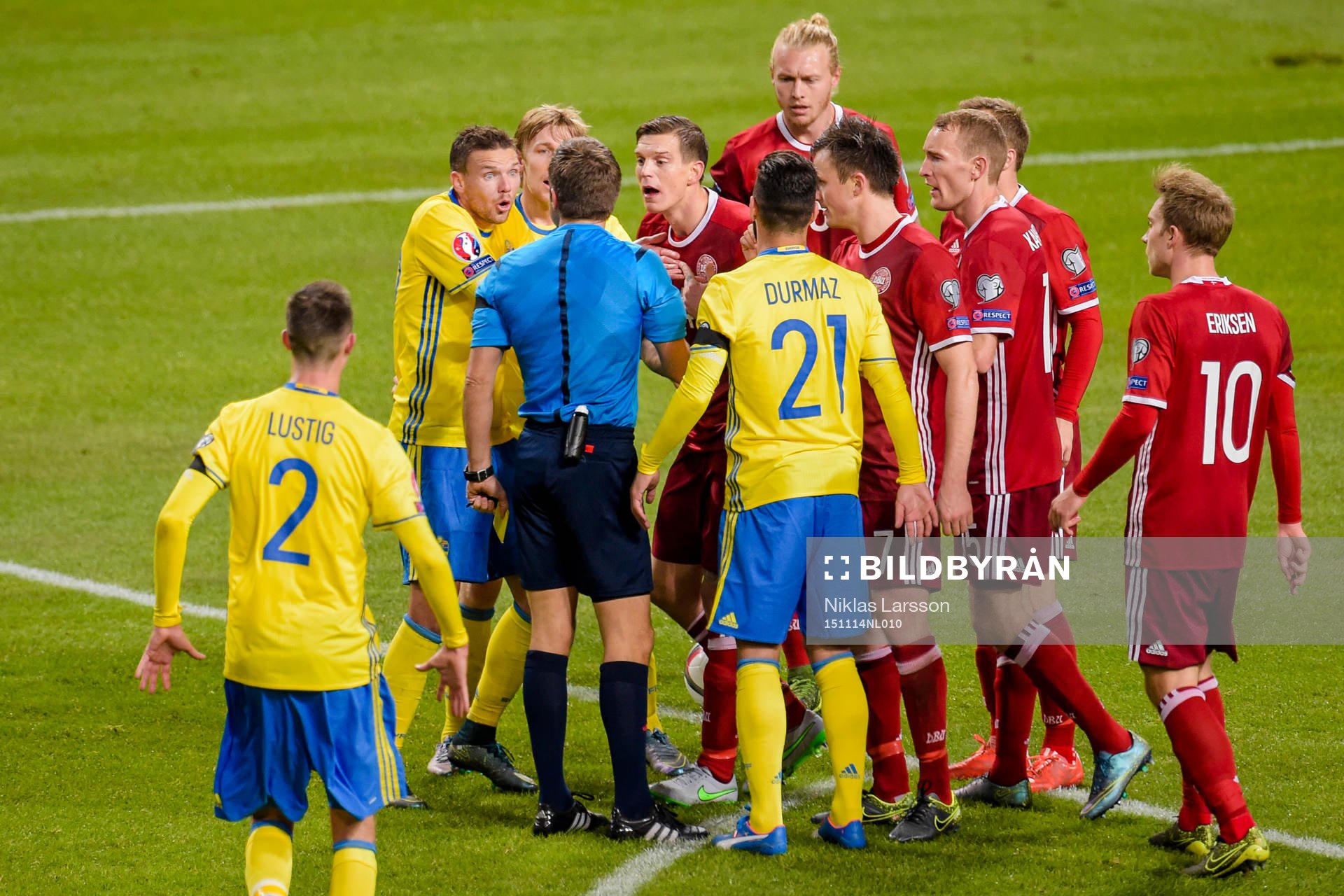 Sveriges Marcus Berg och Danmarks Daniel Agger i diskussion