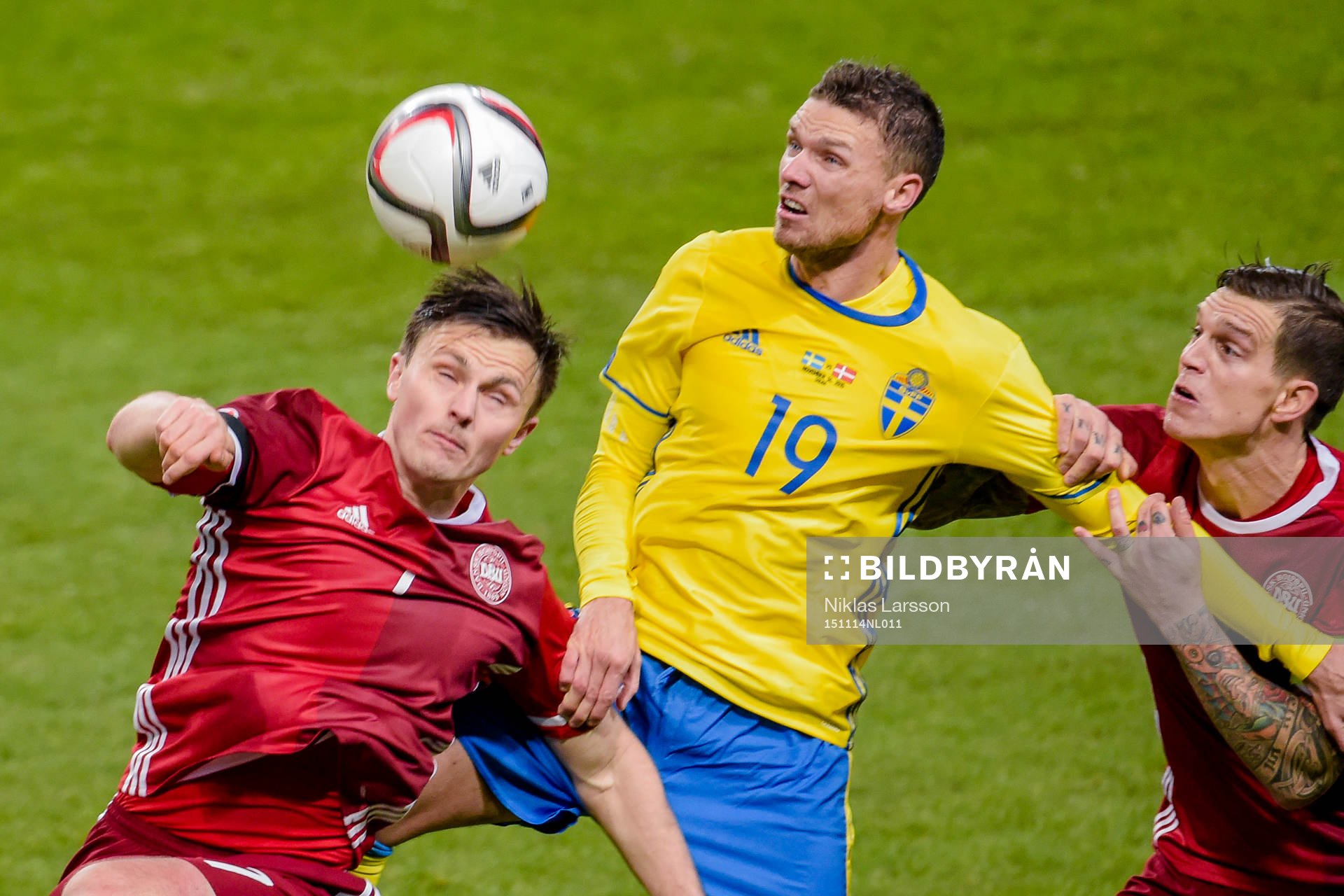 Sveriges Marcus Berg  i en luftduell med Danmarks William