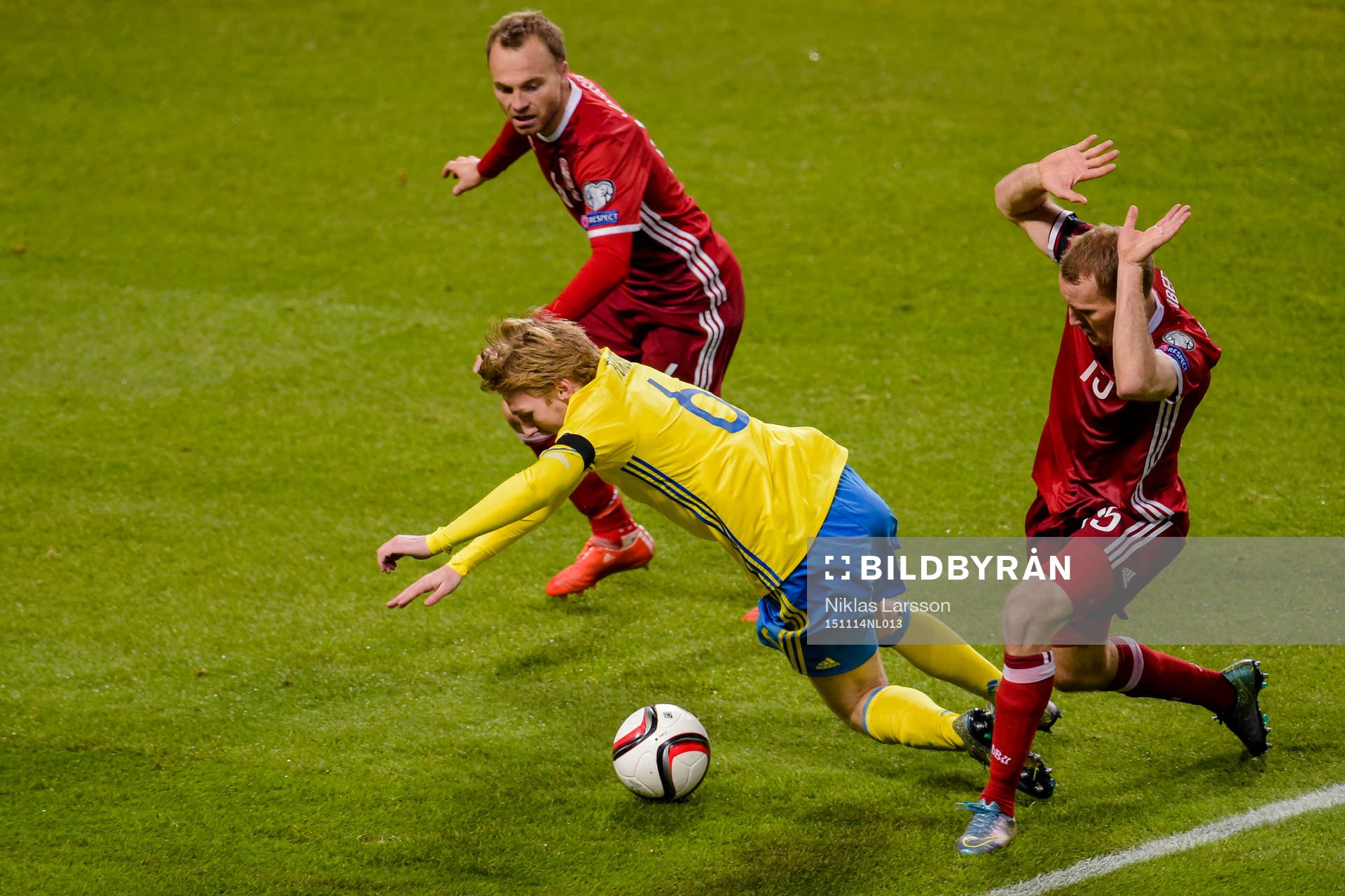 Sveriges Emil Forsberg fälls i straffområdet vilket