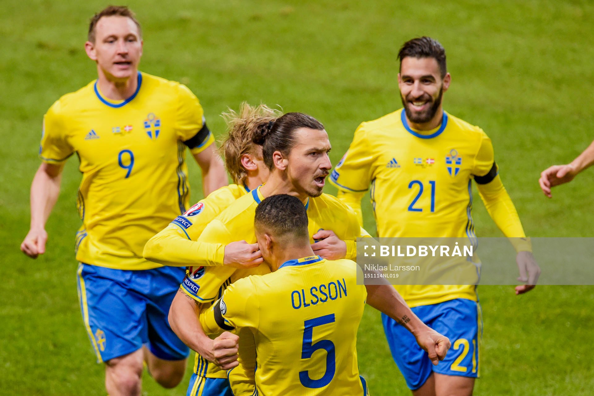 Sveriges Zlatan Ibrahimovic jublar med Kim Källström,