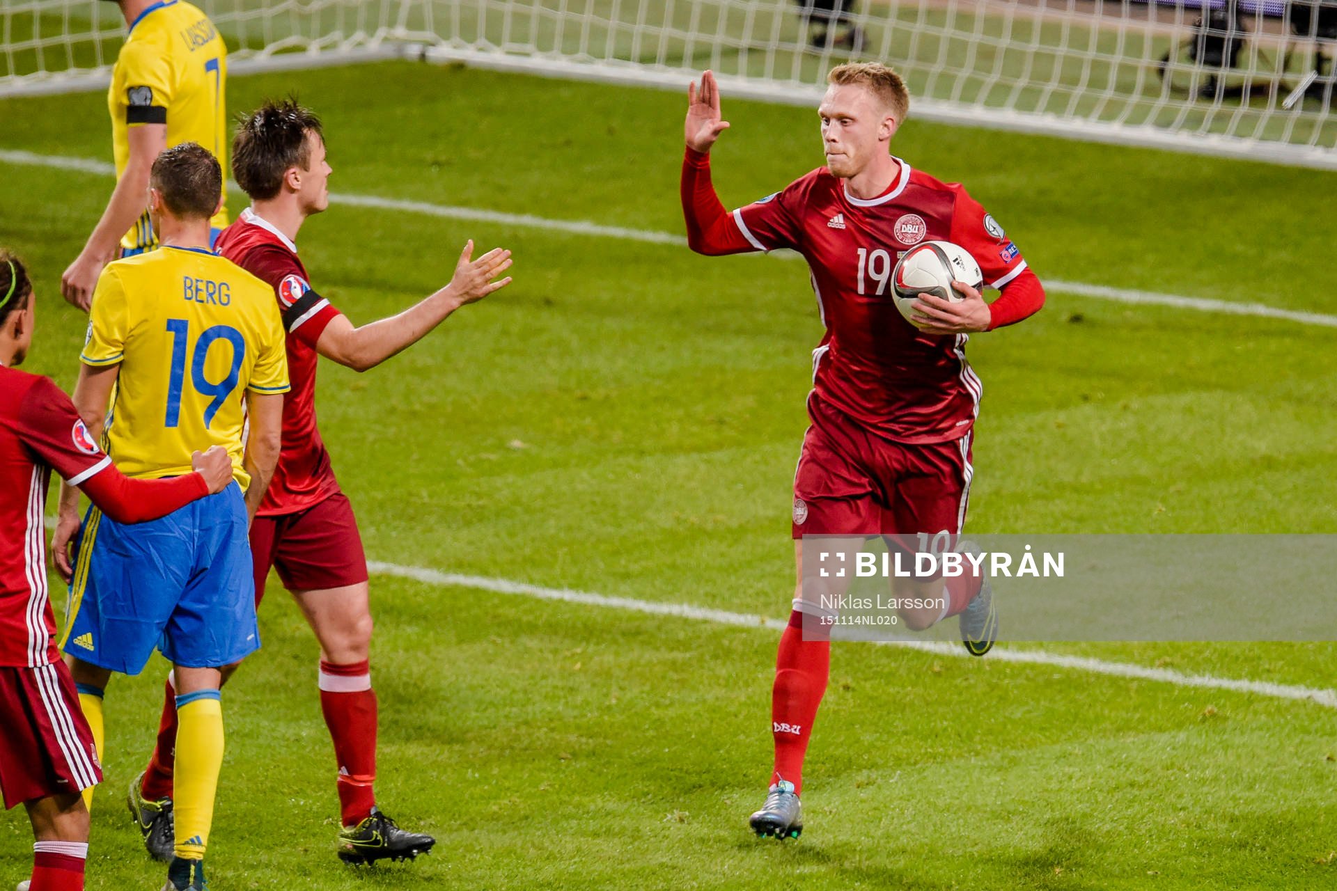 Danmarks Nicolai Jörgensen jublar efter reduceringsmålet 2-1 under fotbollsmatchen i EM-kvalets playoff mellan Sverige och Danmark den 14 november 2015 i Stockholm.