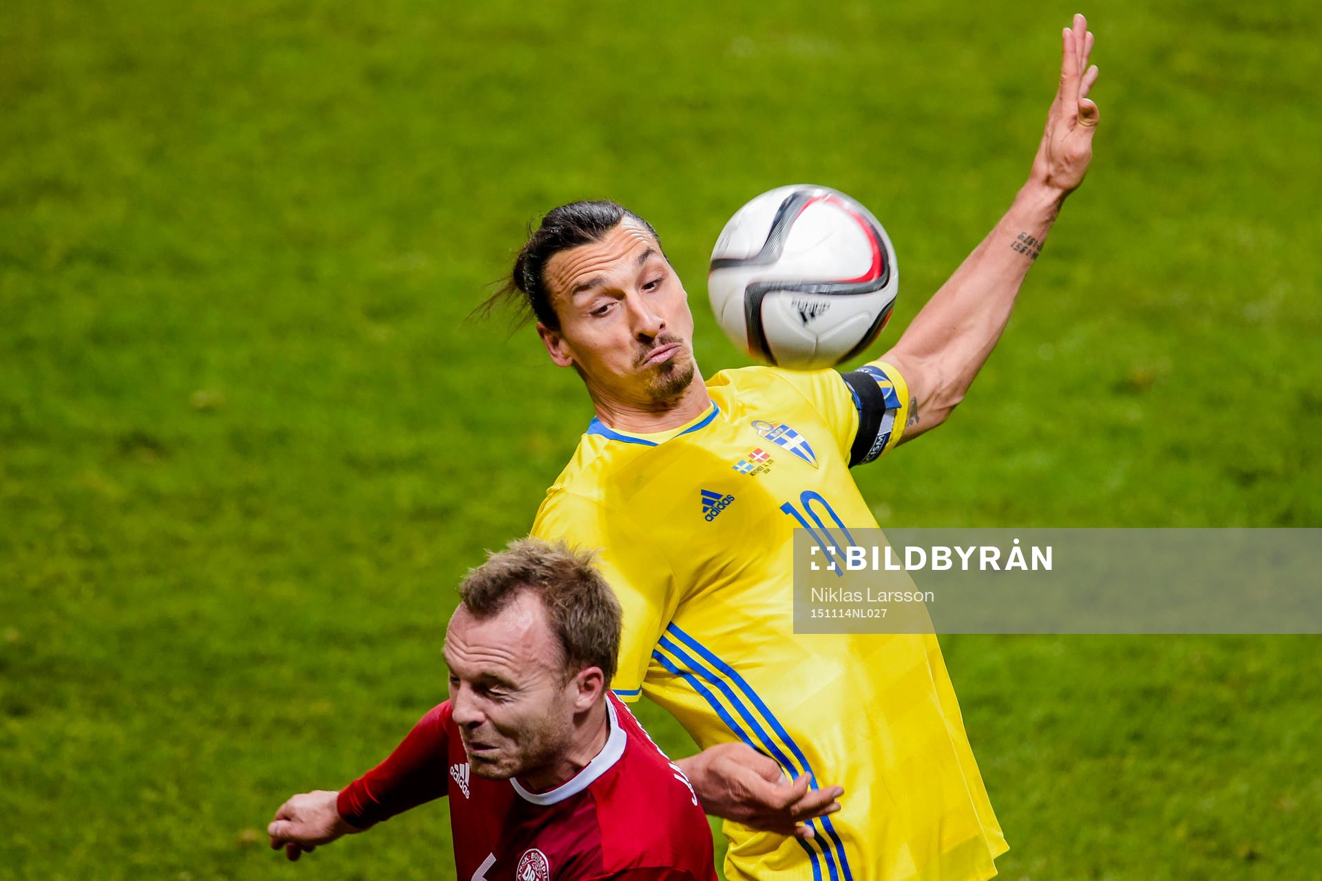 Sveriges Zlatan Ibrahimovic och Danmarks Lars Jacobsen i en