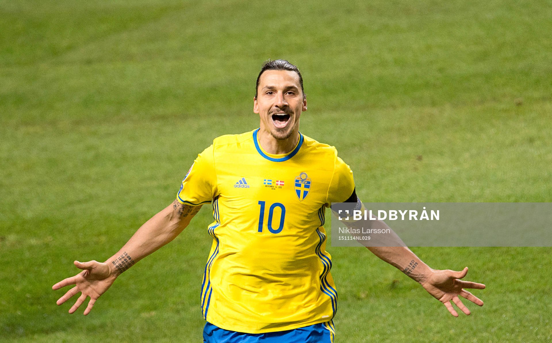 Sveriges Zlatan Ibrahimovic jublar