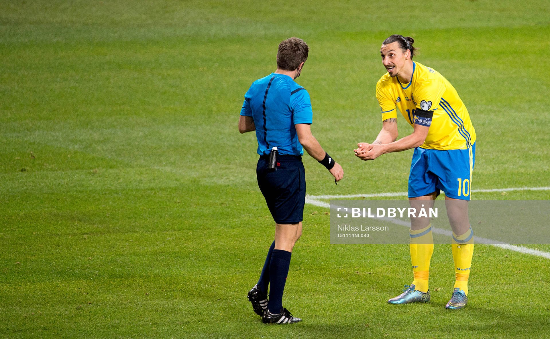 Sveriges Zlatan Ibrahimovic och domare Nicola Rizzoli