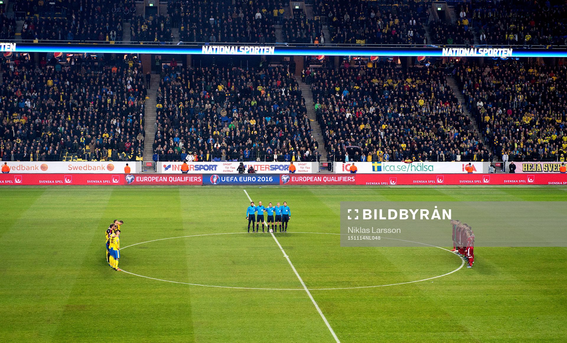 Tyst minut innan fotbollsmatchen i EM-kvalets playoff