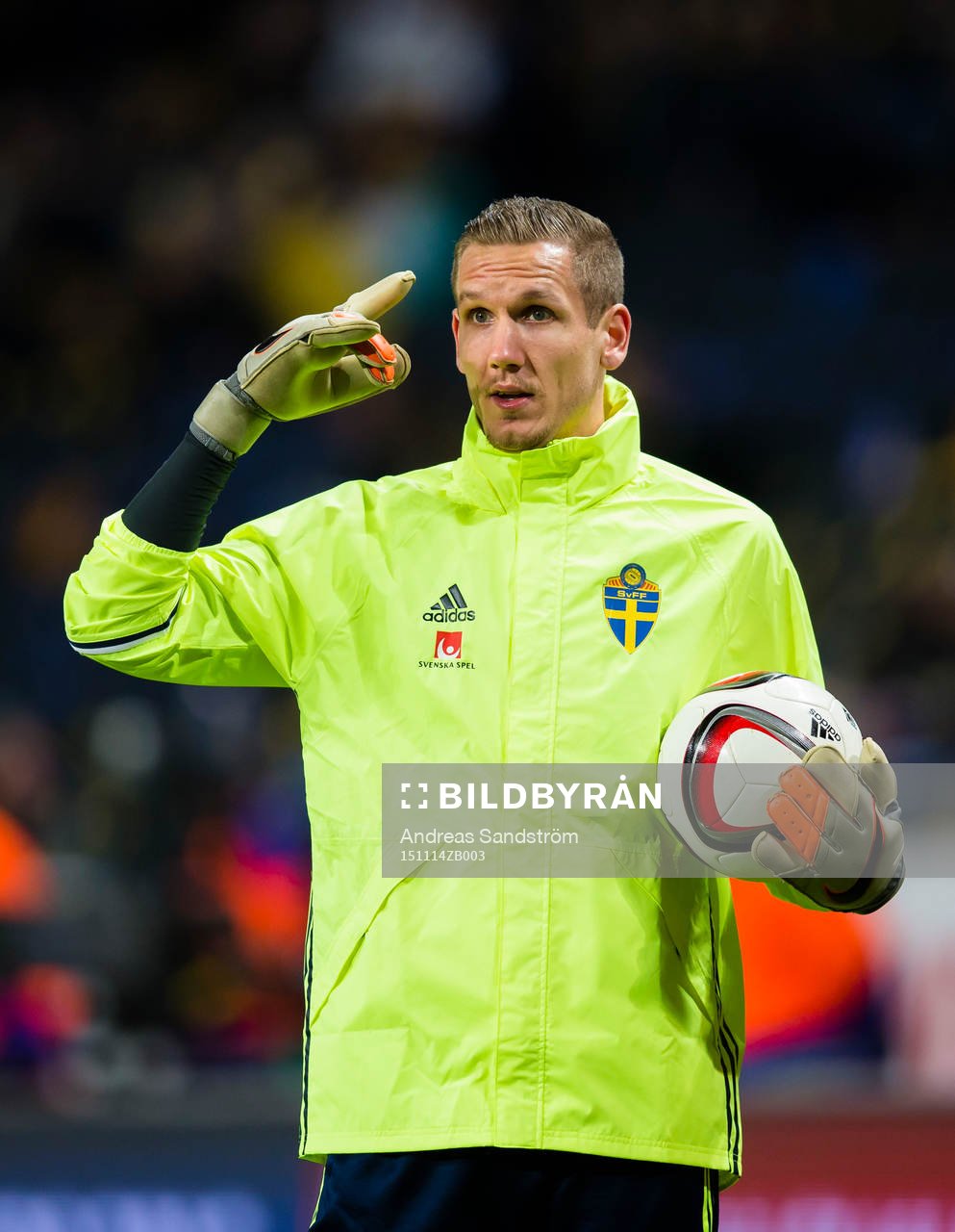 Sveriges målvakt Robin Olsen under uppvärmningen inför fotbollsmatchen i EM-kvalets playoff mellan Sverige och Danmark den 14 November 2015 i Stockholm.