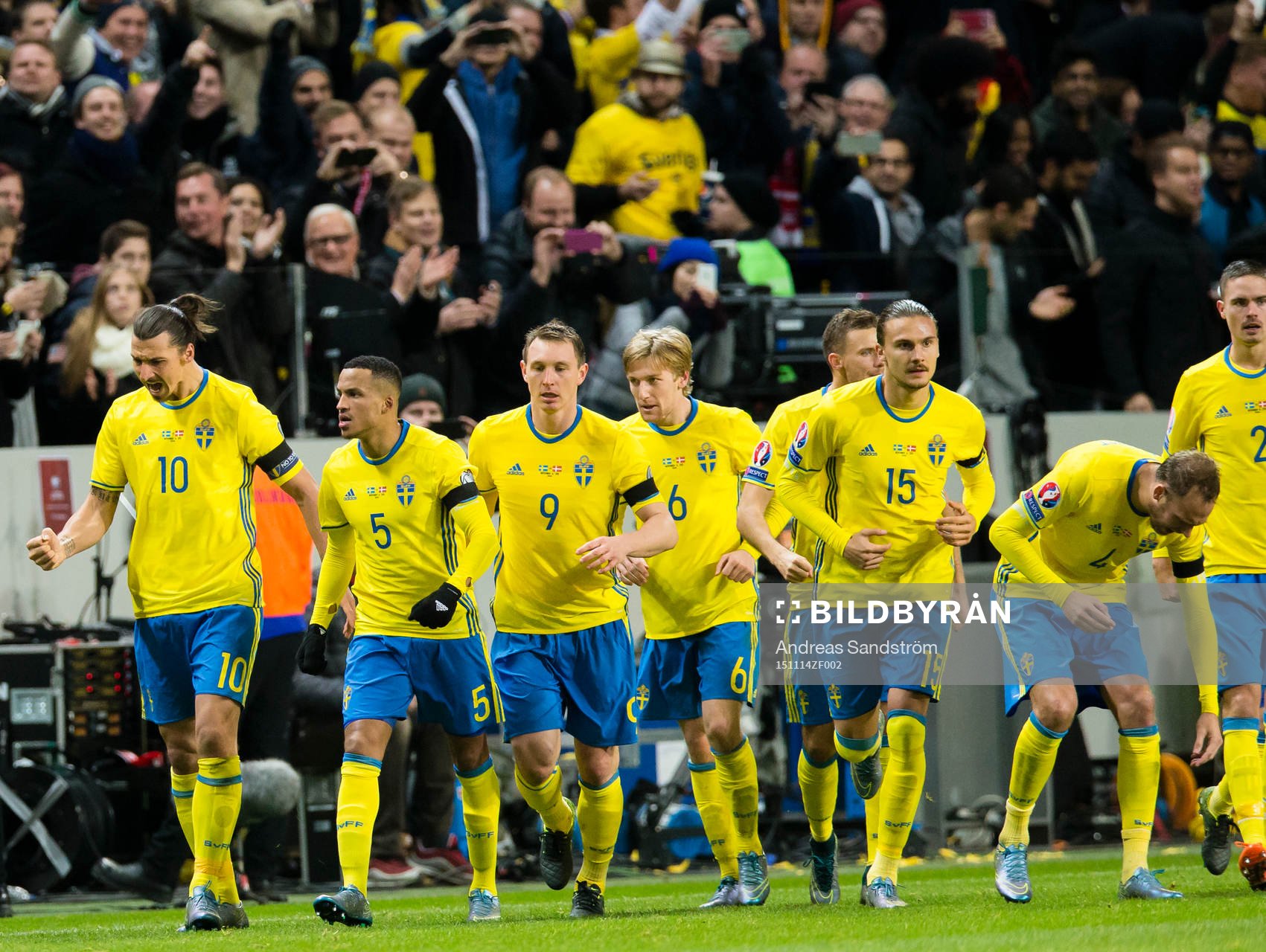 Sveriges Zlatan Ibrahimovic (v) firar 2-0 med lagkamrater under fotbollsmatchen i EM-kvalets playoff mellan Sverige och Danmark den 14 November 2015 i Stockholm.