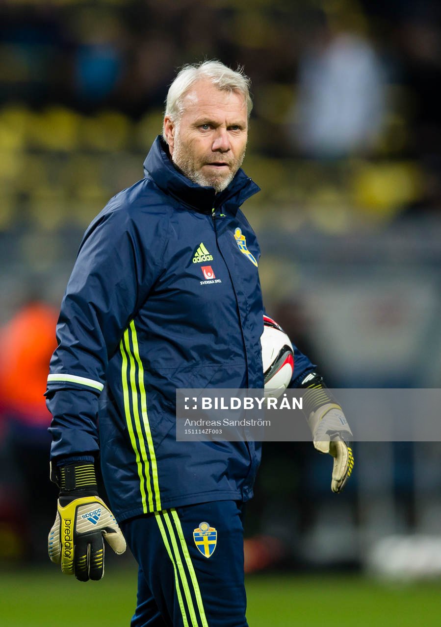 Sveriges målvaktstränare Lars Eriksson på uppvärmningen inför fotbollsmatchen i EM-kvalets playoff mellan Sverige och Danmark den 14 November 2015 i Stockholm. 