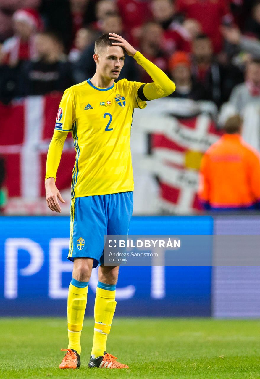 Sveriges Mikael Lustig under fotbollsmatchen i EM-kvalets playoff mellan Sverige och Danmark den 14 November 2015 i Stockholm. 