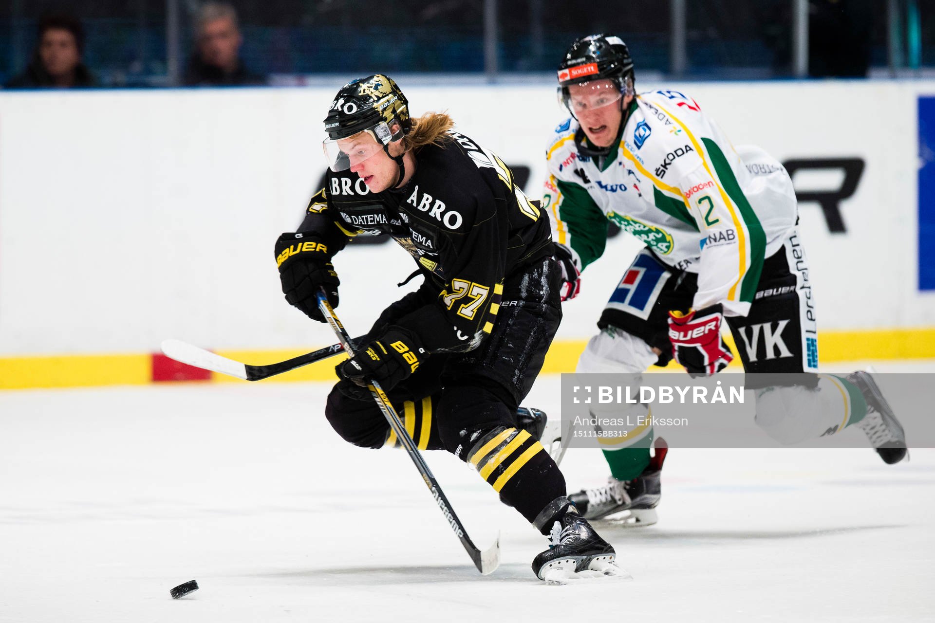 s Jacob Spångberg jagas av Björklövens Lucas Sandström