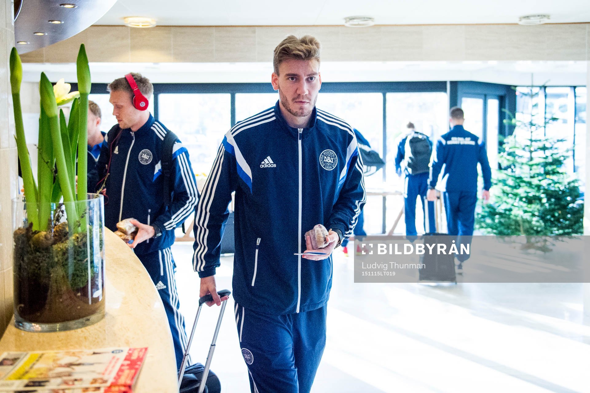 Danmarks Nicklas Bendtner ankommer till spelarhotellet
