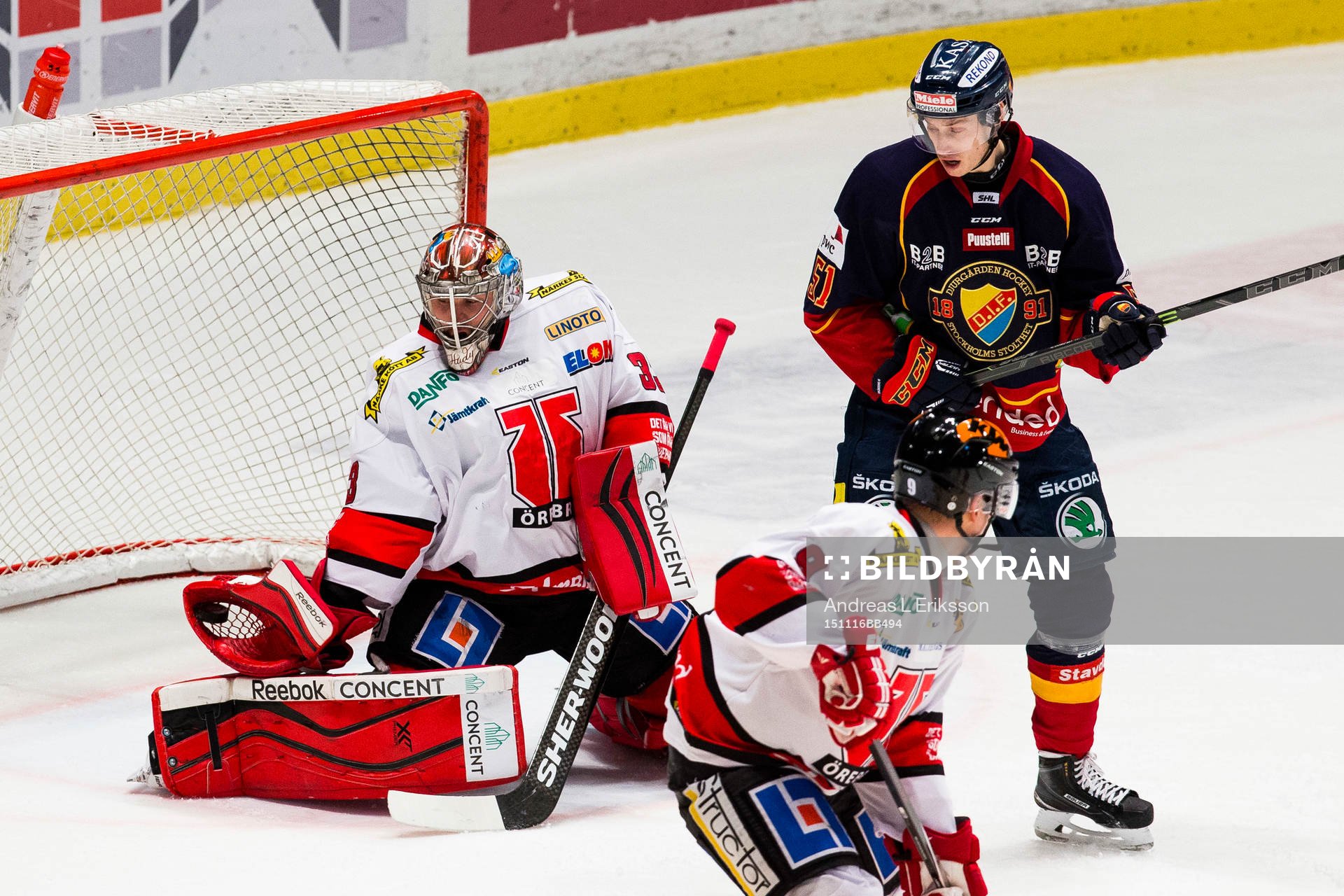 Örebros målvakt Julius Hudacek plockar pucken medan