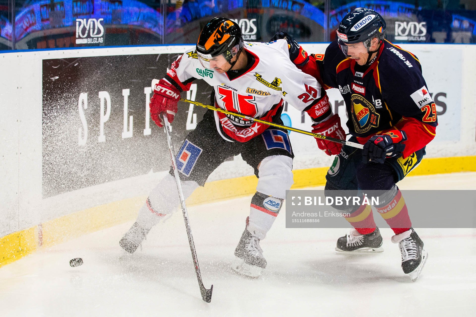 Örebros Martin Johansson i kamp om pucken med Djurgårdens