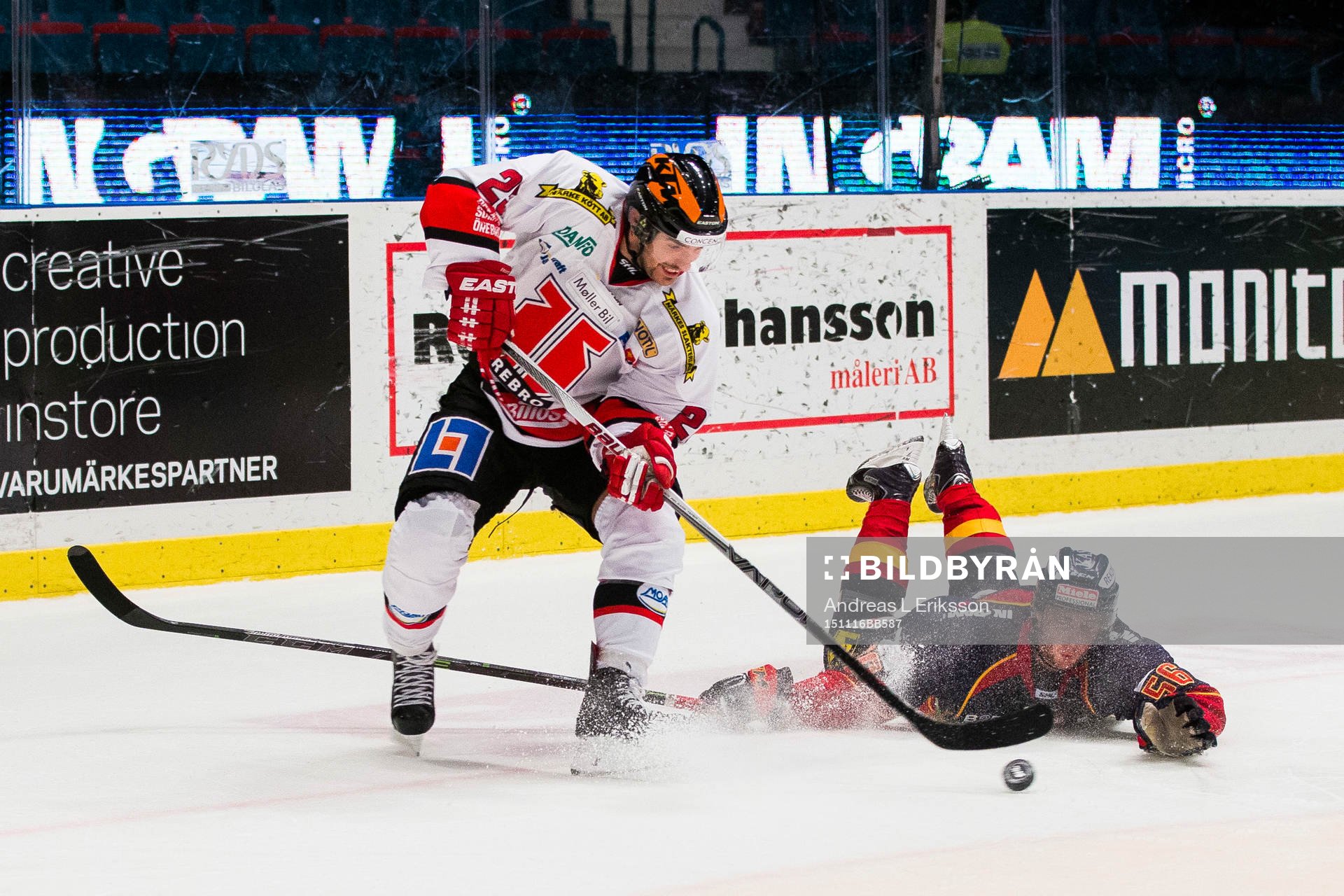Örebros Martin Johansson i kamp om pucken med Djurgårdens