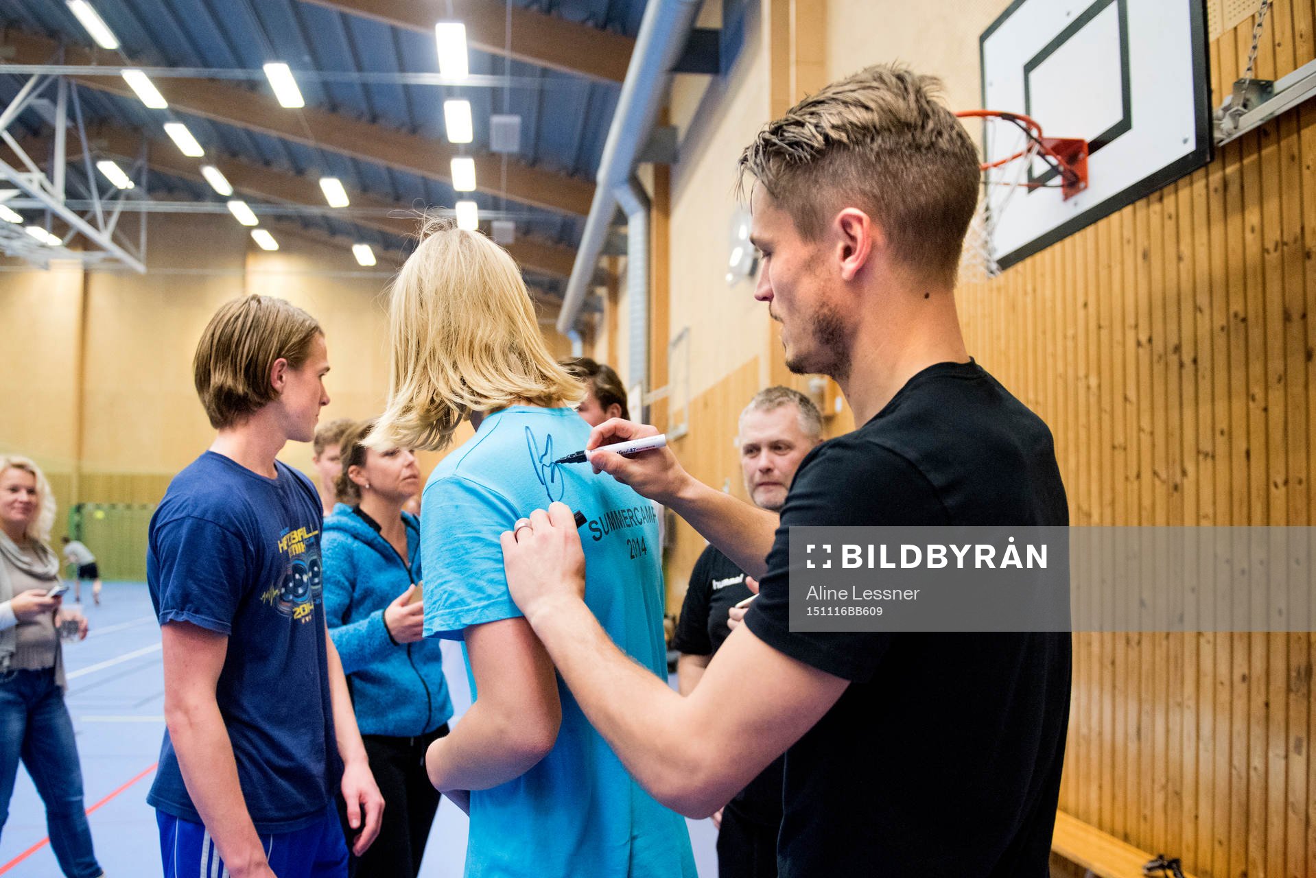 Malmö FFs Markus Rosenberg skriver autografer när han