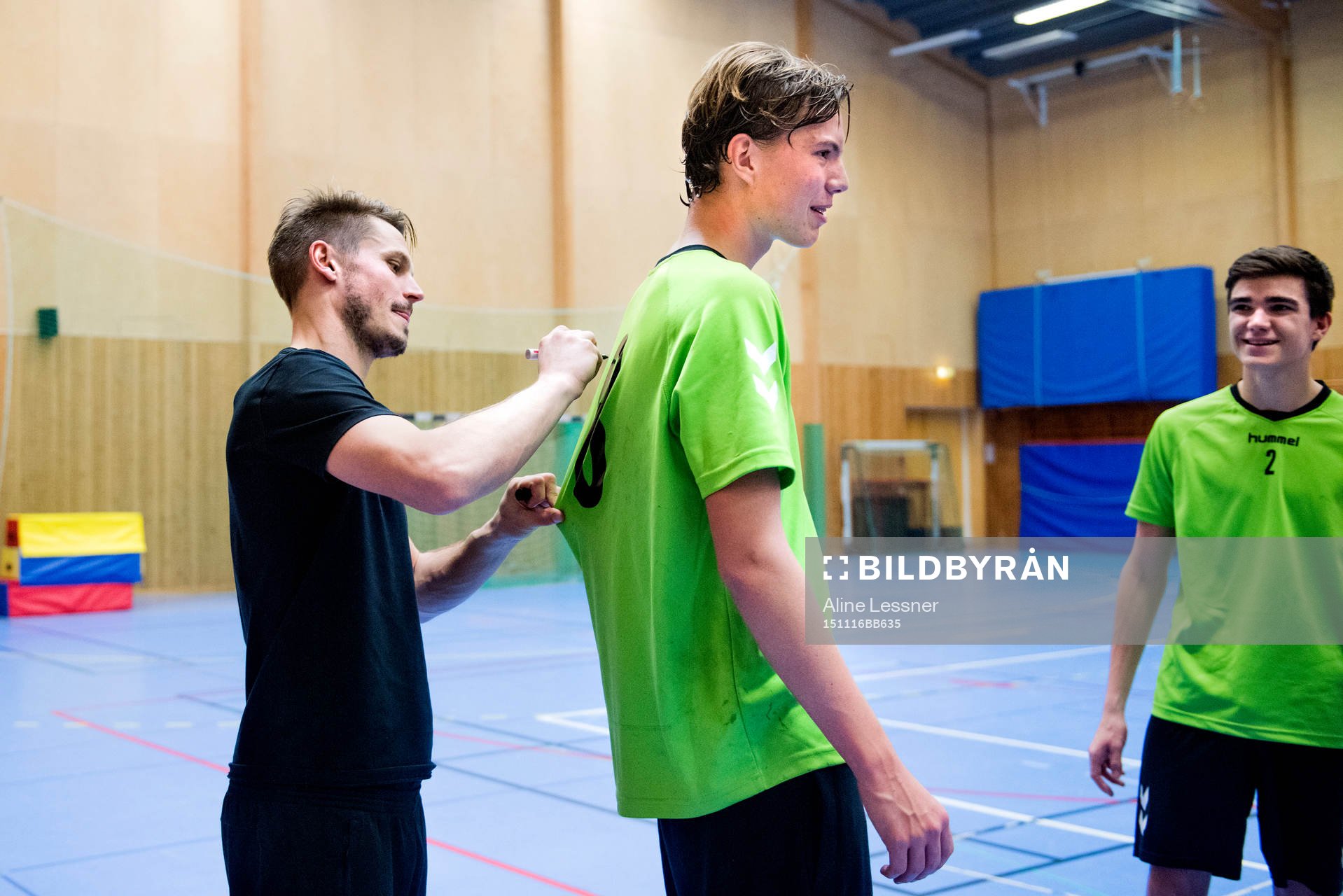 Malmö FFs Markus Rosenberg skriver autografer när han
