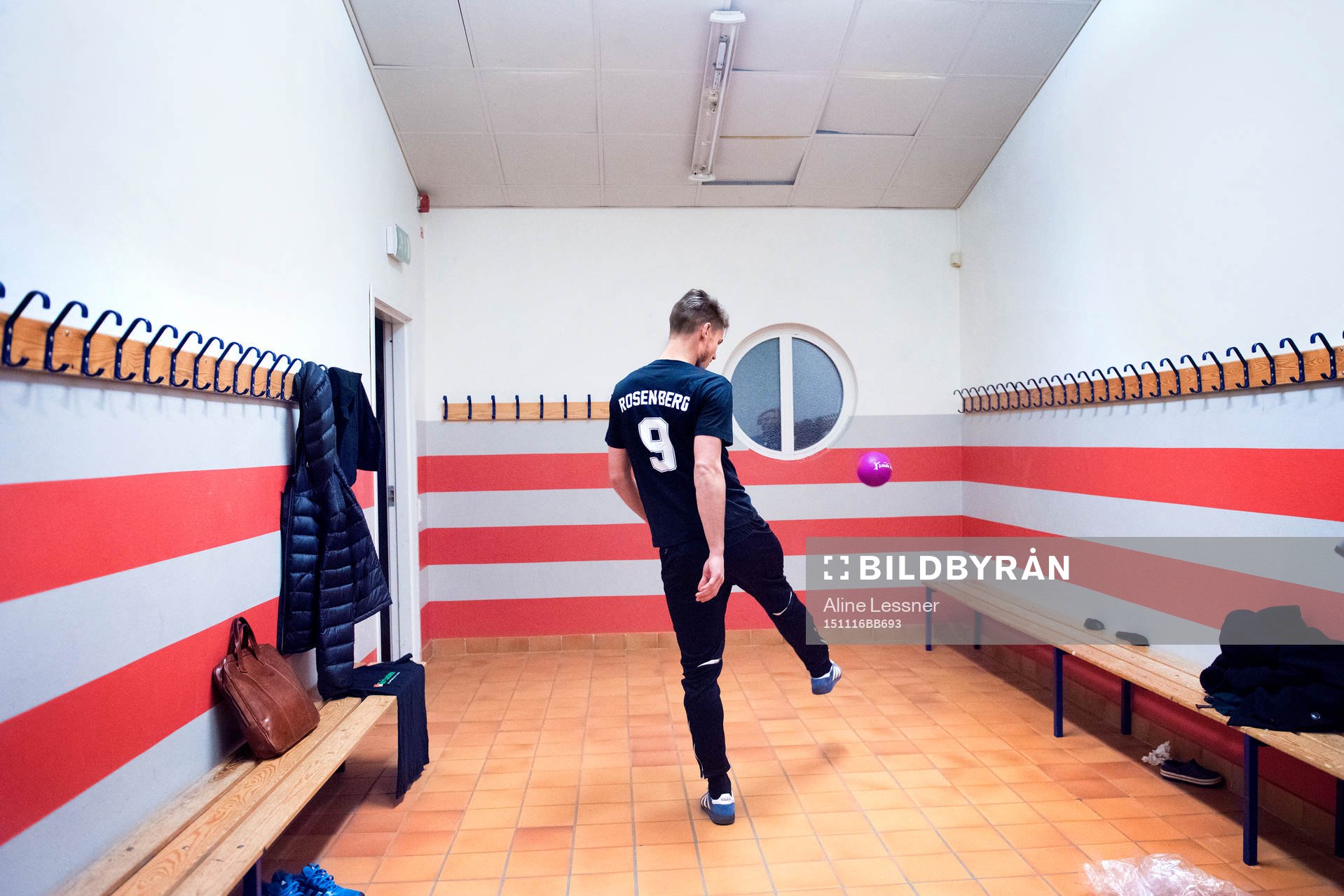 Malmö FFs Markus Rosenberg sparkar en boll i ett