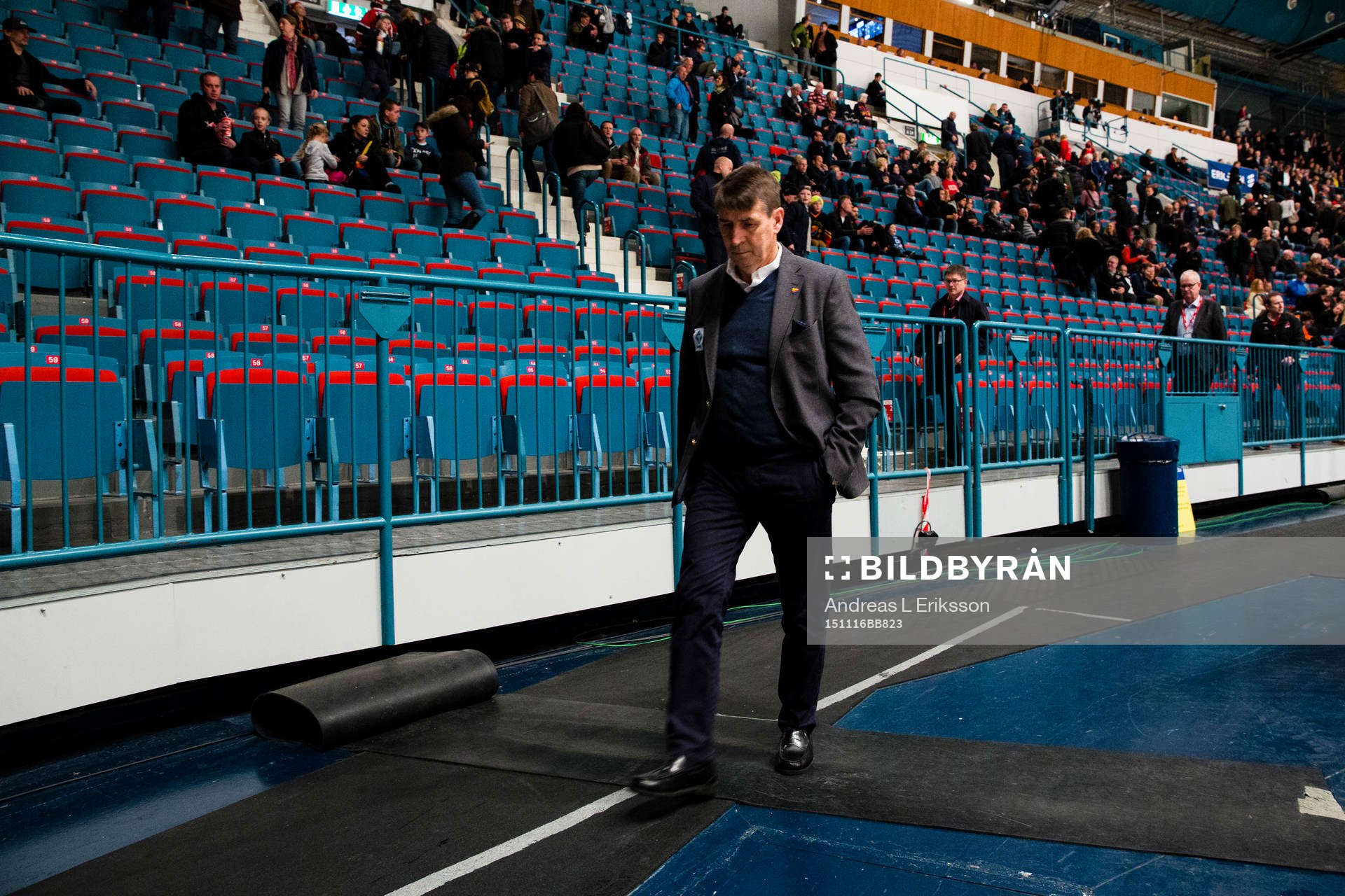 Djurgårdens tränare Hans Särkijärvi på väg till