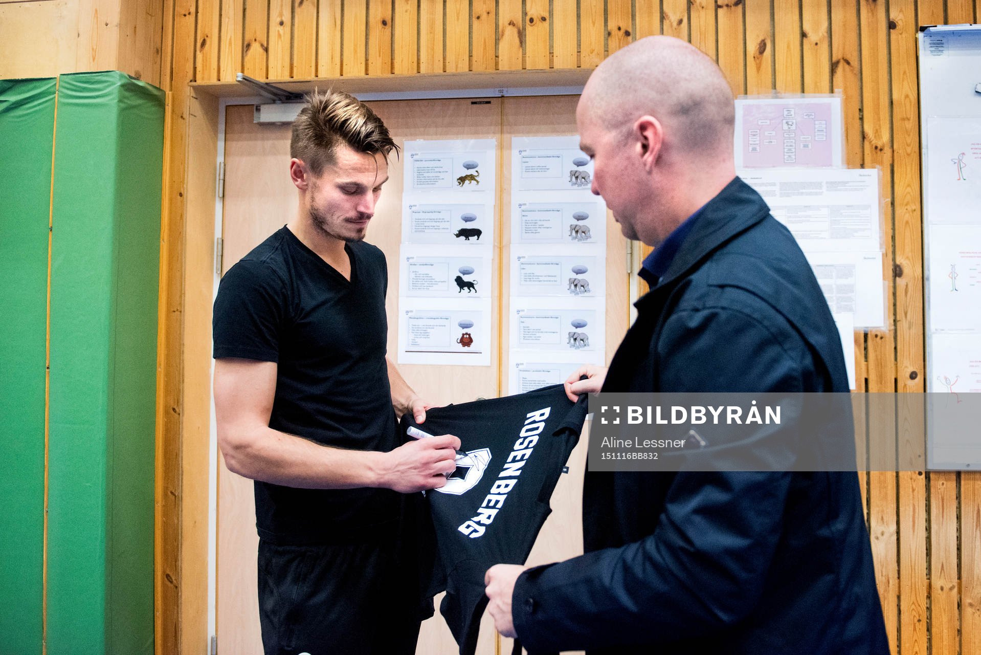 Malmö FFs Markus Rosenberg skriver autografer