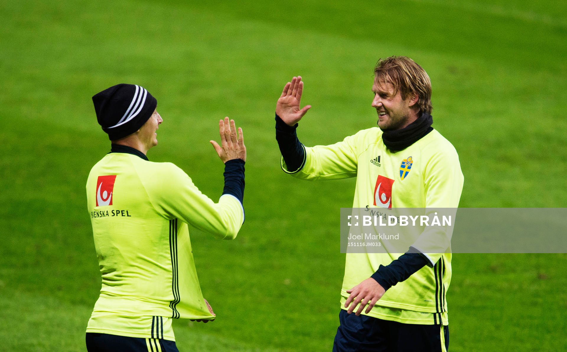 Kim Källström och Ola Toivonen jublar