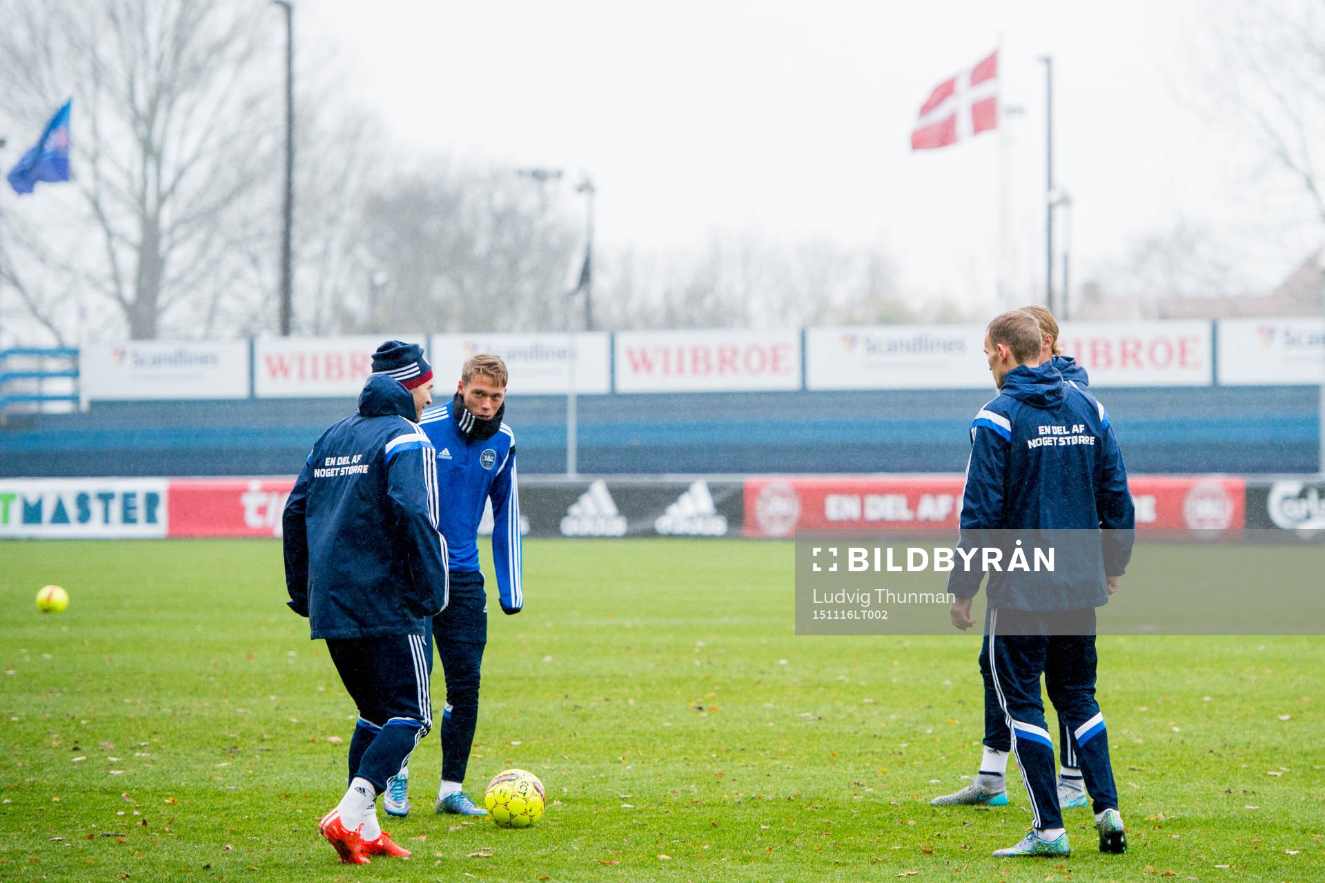 Danmarks Viktor Fischer värmer upp
