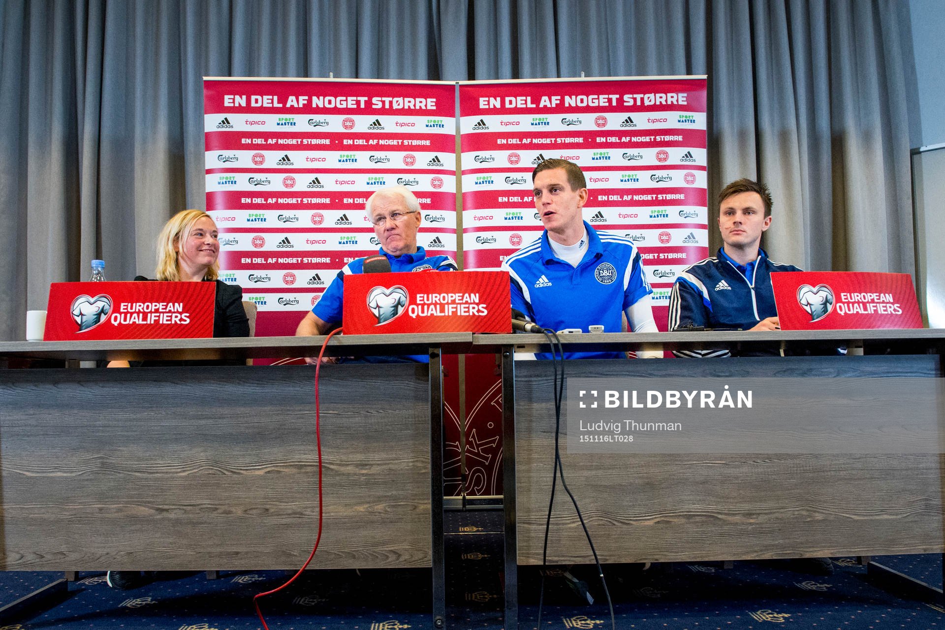 Danska fotbollsförbundets kommunikationsansvarig Pia Schou Nielsen, förbundskapten Morten Olsen, Daniel Agger och William Kvist under en presskonferens med Danmarks landslag i fotboll den 16 november 2015 i Helsingör.