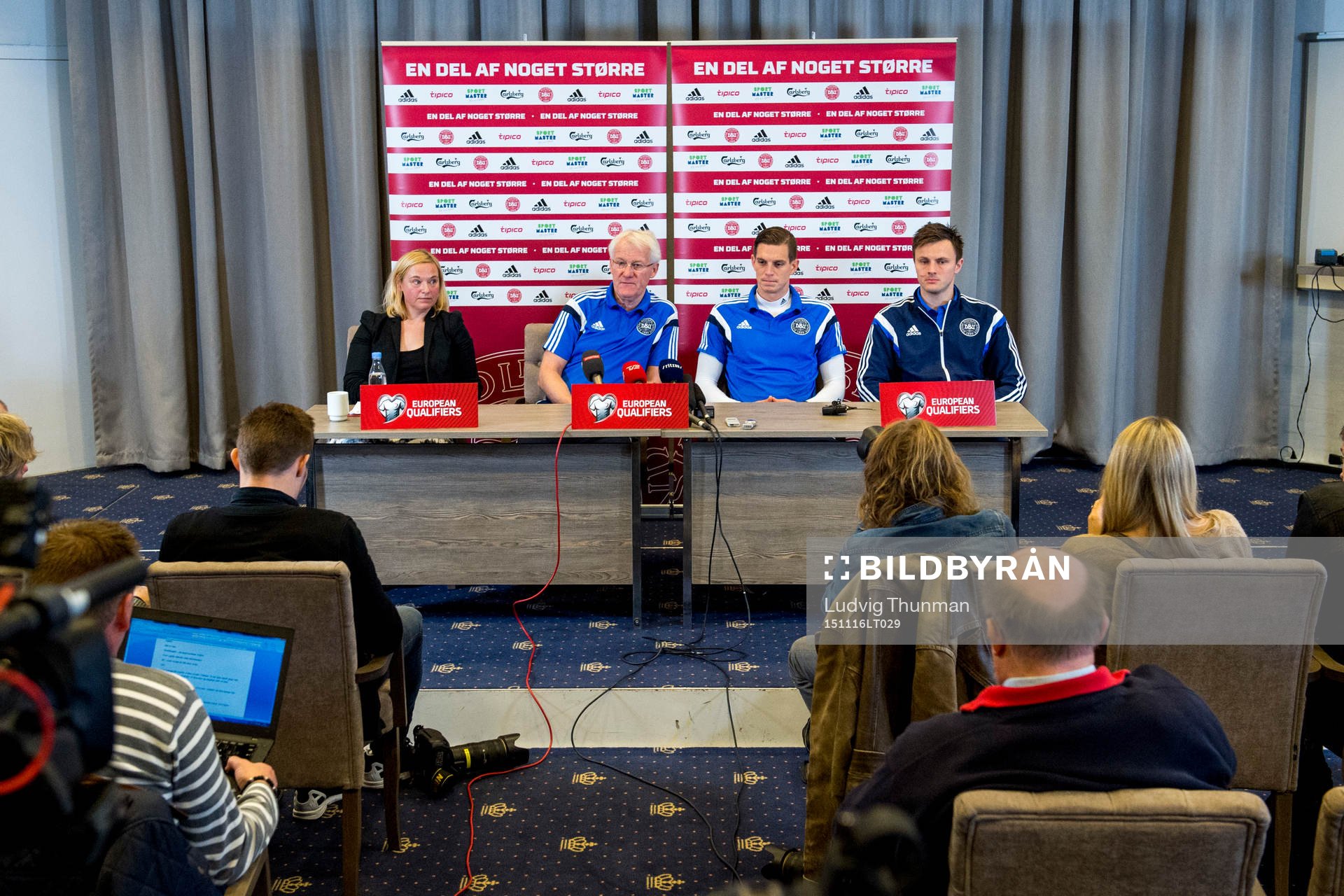 Danska fotbollsförbundets kommunikationsansvarig Pia Schou Nielsen, förbundskapten Morten Olsen, Daniel Agger och William Kvist under en presskonferens med Danmarks landslag i fotboll den 16 november 2015 i Helsingör.