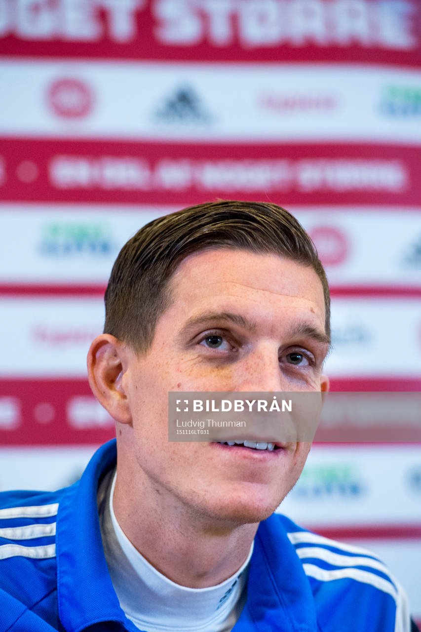 Danmarks Daniel Agger under en presskonferens med Danmarks landslag i fotboll den 16 november 2015 i Helsingör. 