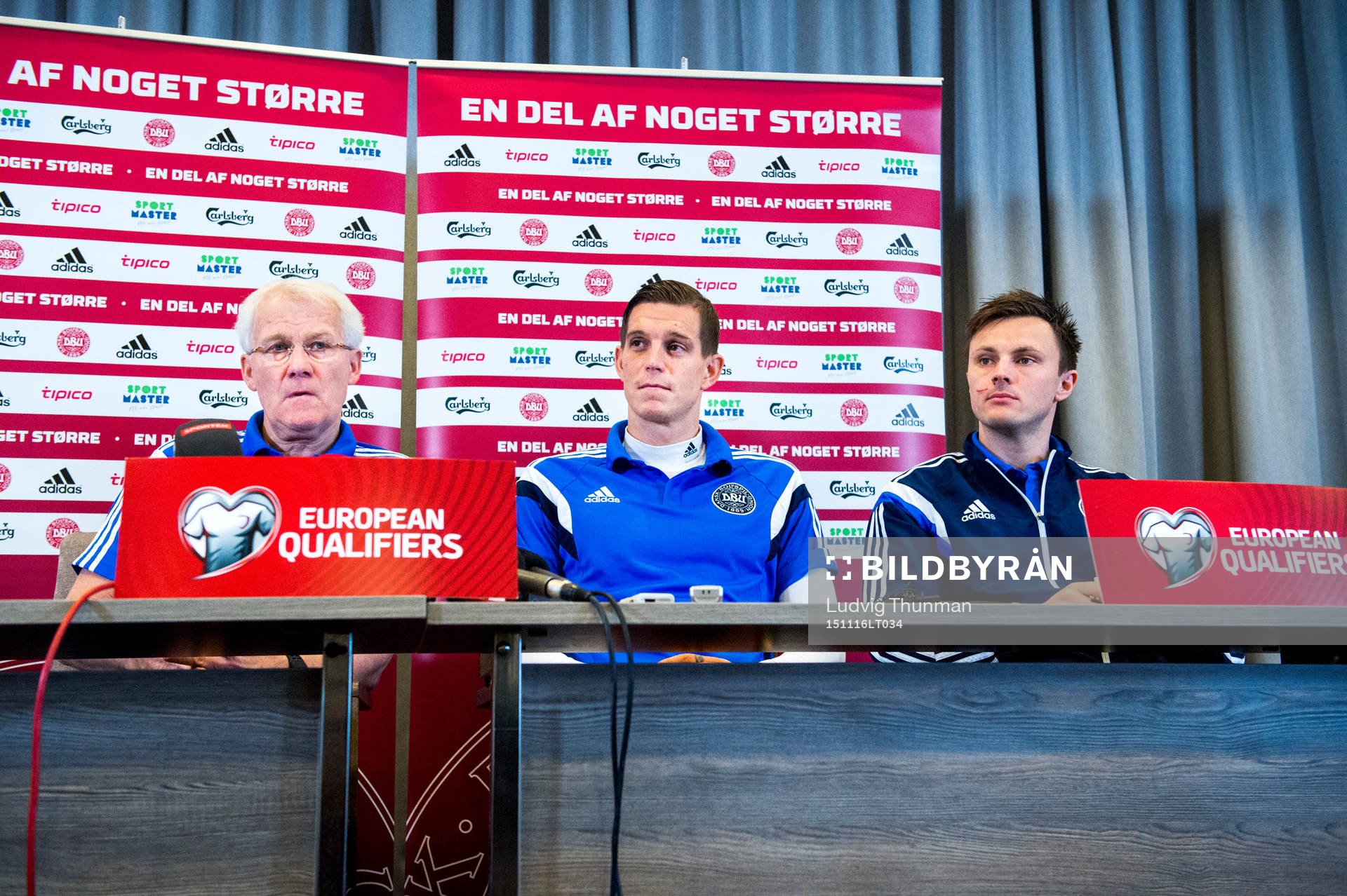Danmarks förbundskapten Morten Olsen, Daniel Agger och William Kvist under en presskonferens med Danmarks landslag i fotboll den 16 november 2015 i Helsingör.