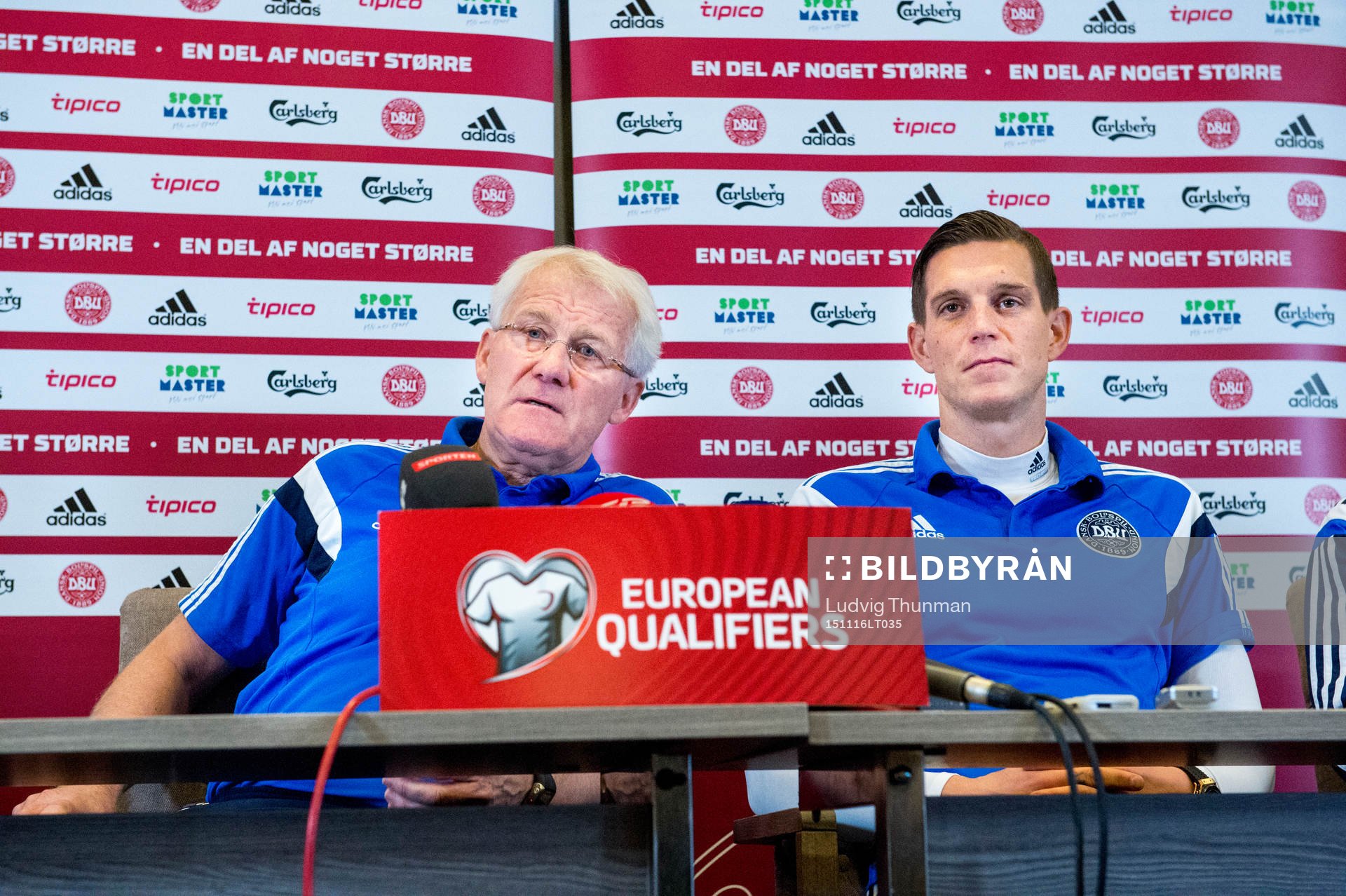 Danmarks förbundskapten Morten Olsen och Daniel Agger under en presskonferens med Danmarks landslag i fotboll den 16 november 2015 i Helsingör.