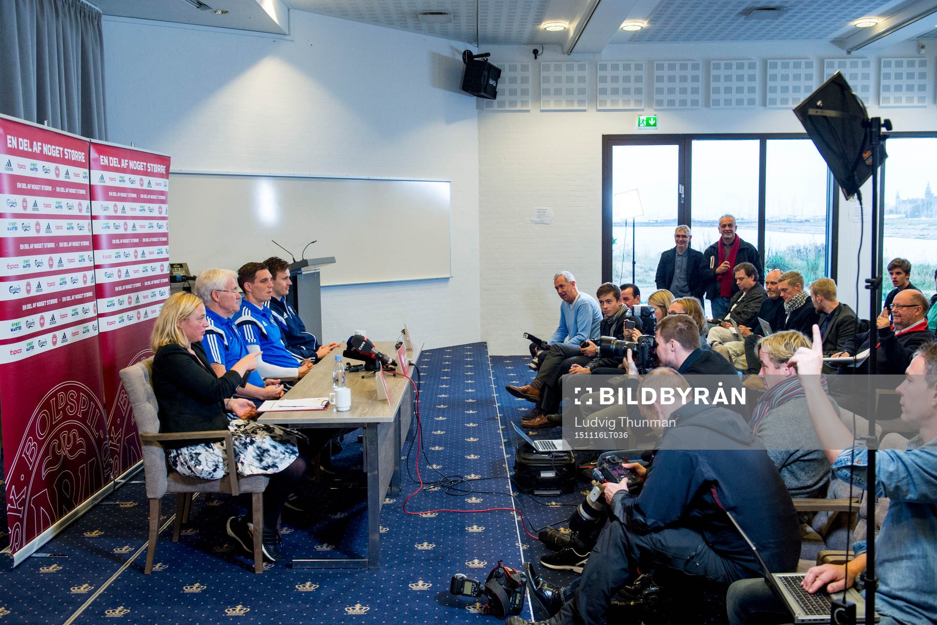 Danska fotbollsförbundets kommunikationsansvarig Pia Schou Nielsen, förbundskapten Morten Olsen, Daniel Agger och William Kvist under en presskonferens med Danmarks landslag i fotboll den 16 november 2015 i Helsingör.