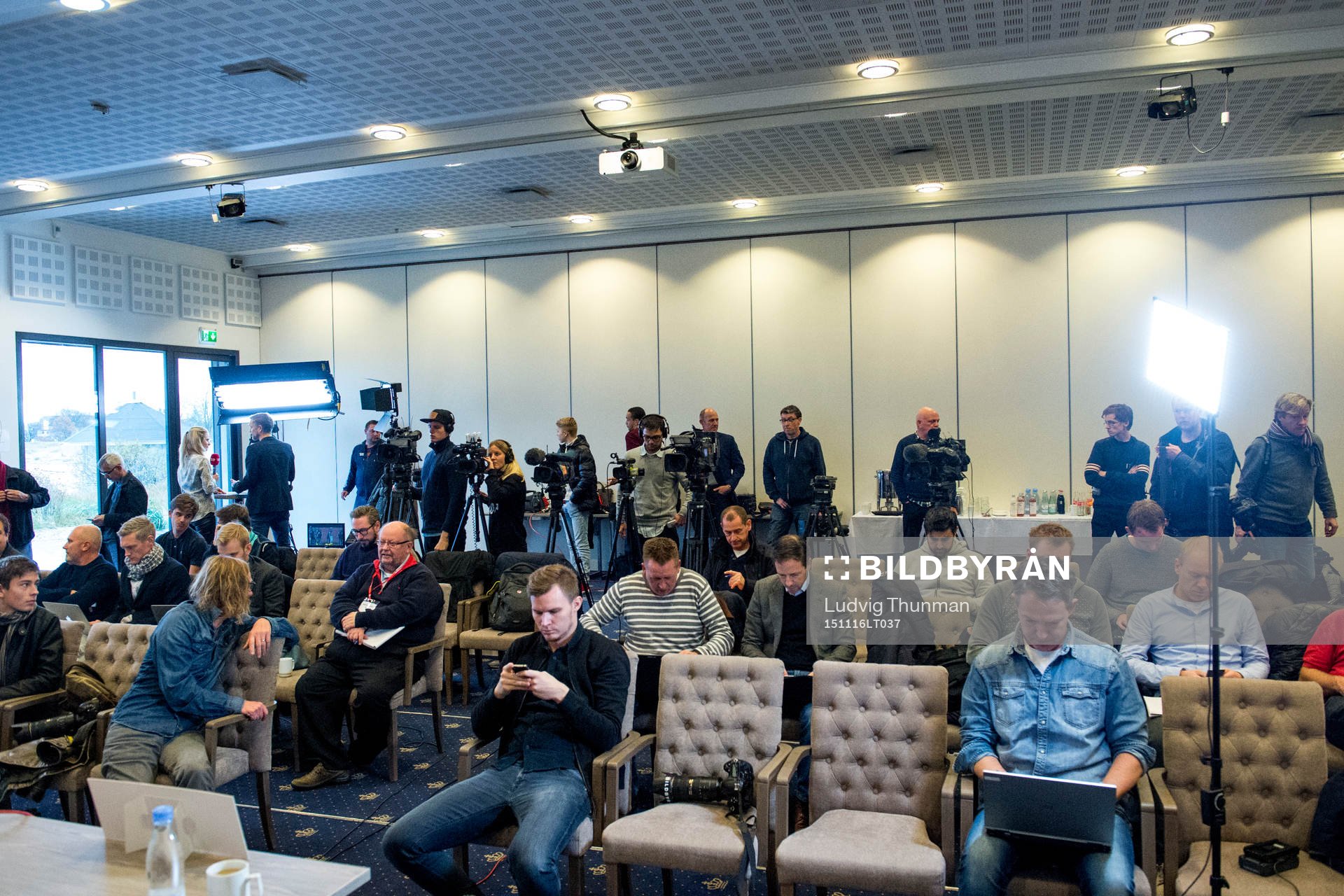 Media väntar på att en presskonferens med Danmarks landslag i fotboll ska börja den 16 november 2015 i Helsingör. 