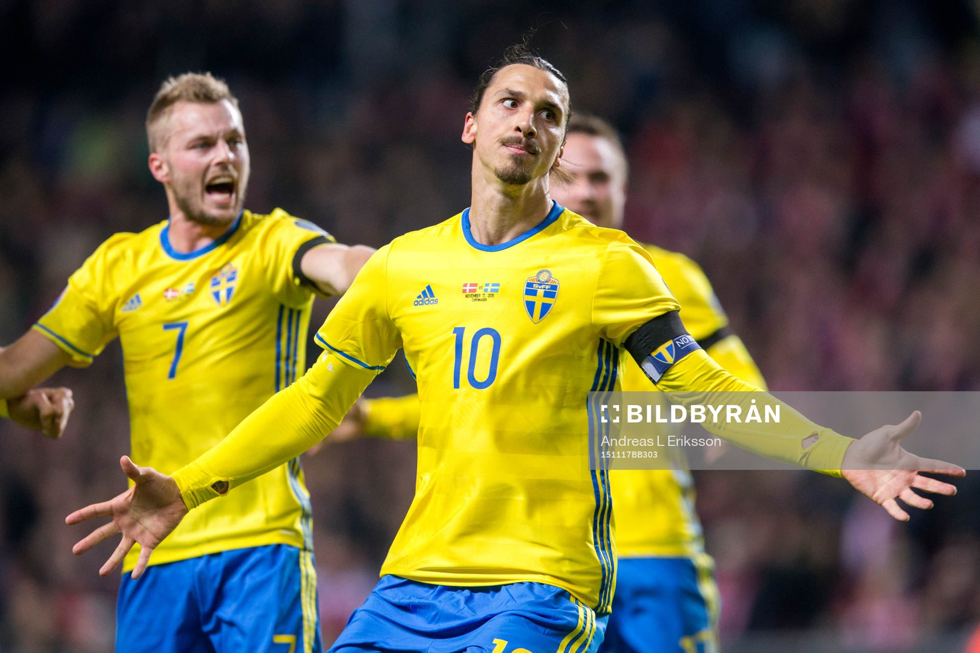 Sveriges Zlatan Ibrahimovic jublar