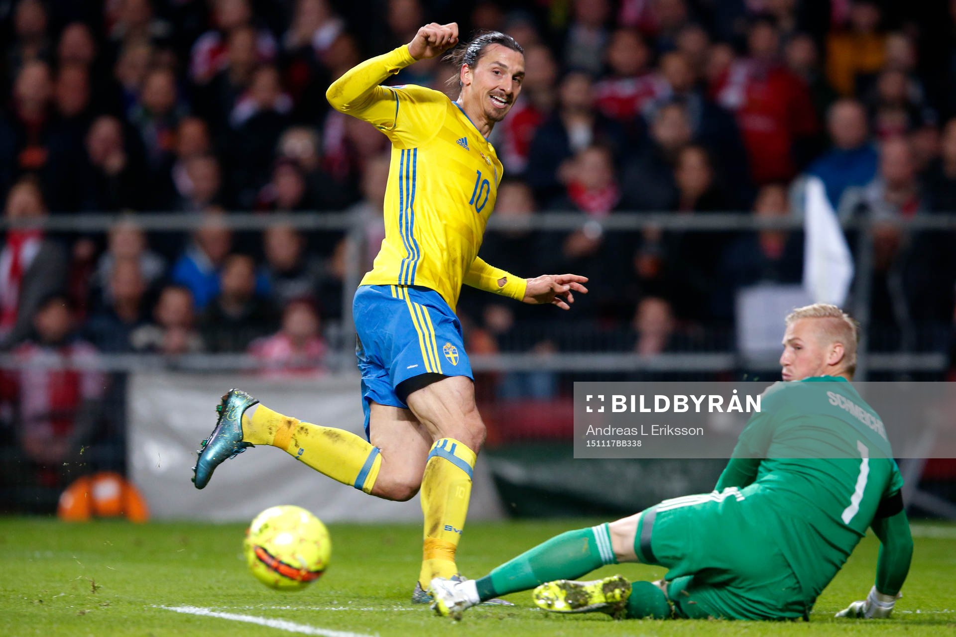 Sveriges Zlatan Ibrahimovic skjuter ett skott som räddas