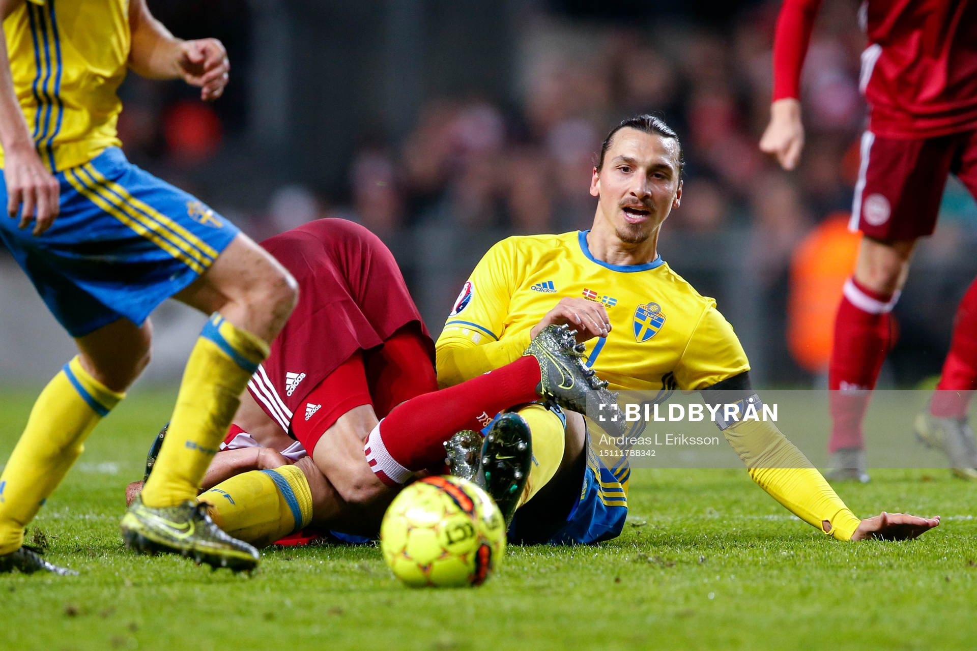 Danmarks Daniel Agger ramlar över Sveriges Zlatan