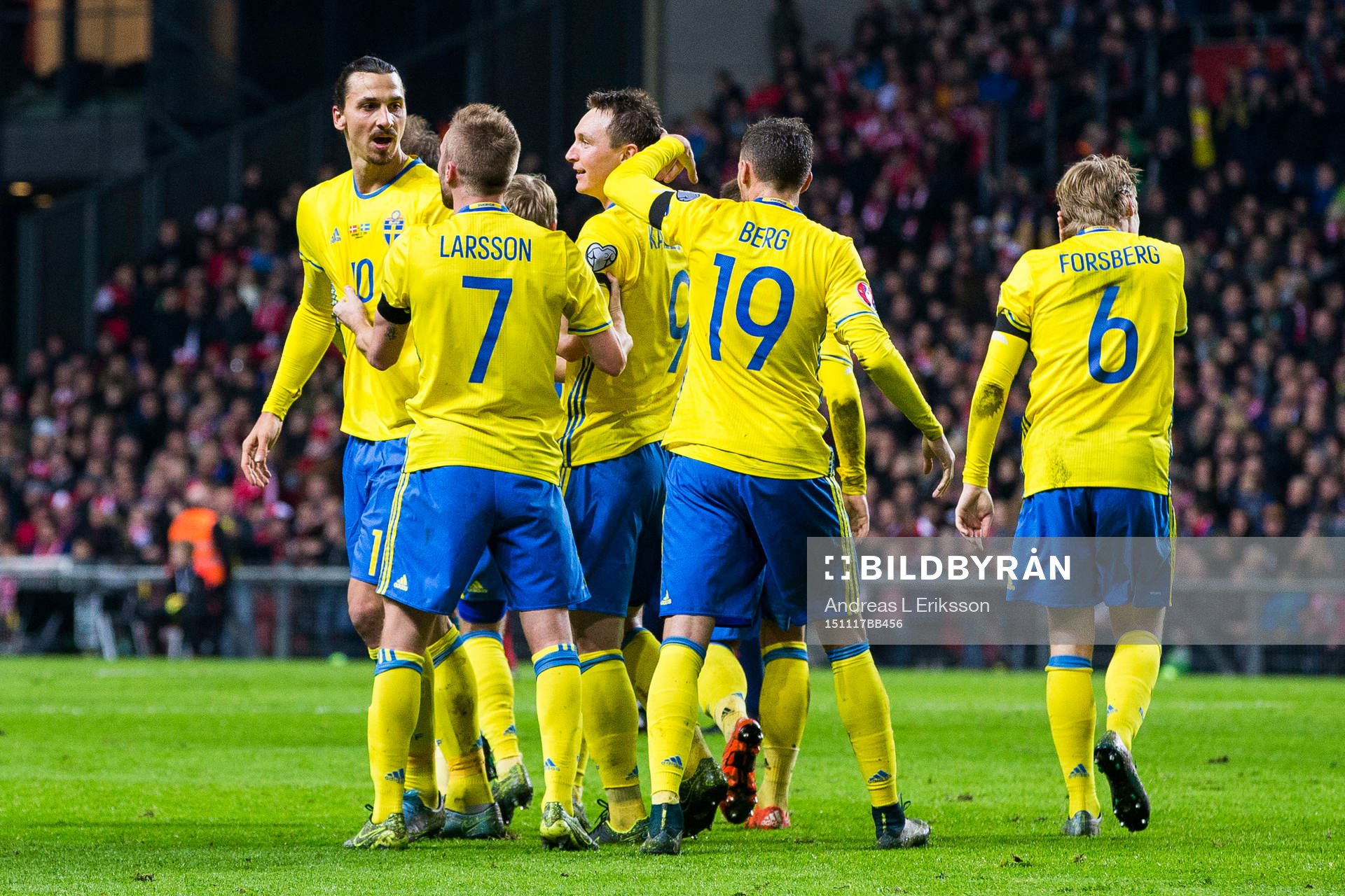 Sveriges Zlatan Ibrahimovic jublar tillsammans med Sebastian Larsson, Kim Källström, Marcus Berg och Emil Forsberg under fotbollsmatchen i EM-kvalets playoff mellan Danmark och Sverige den 17 november 2015 i Köpenhamn.