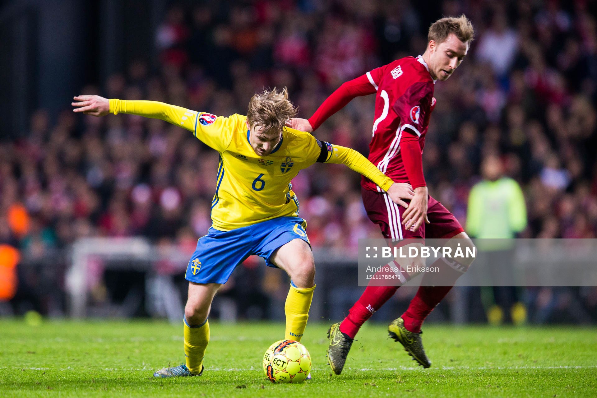 Sveriges Emil Forsberg i kamp om bollen med Danmarks