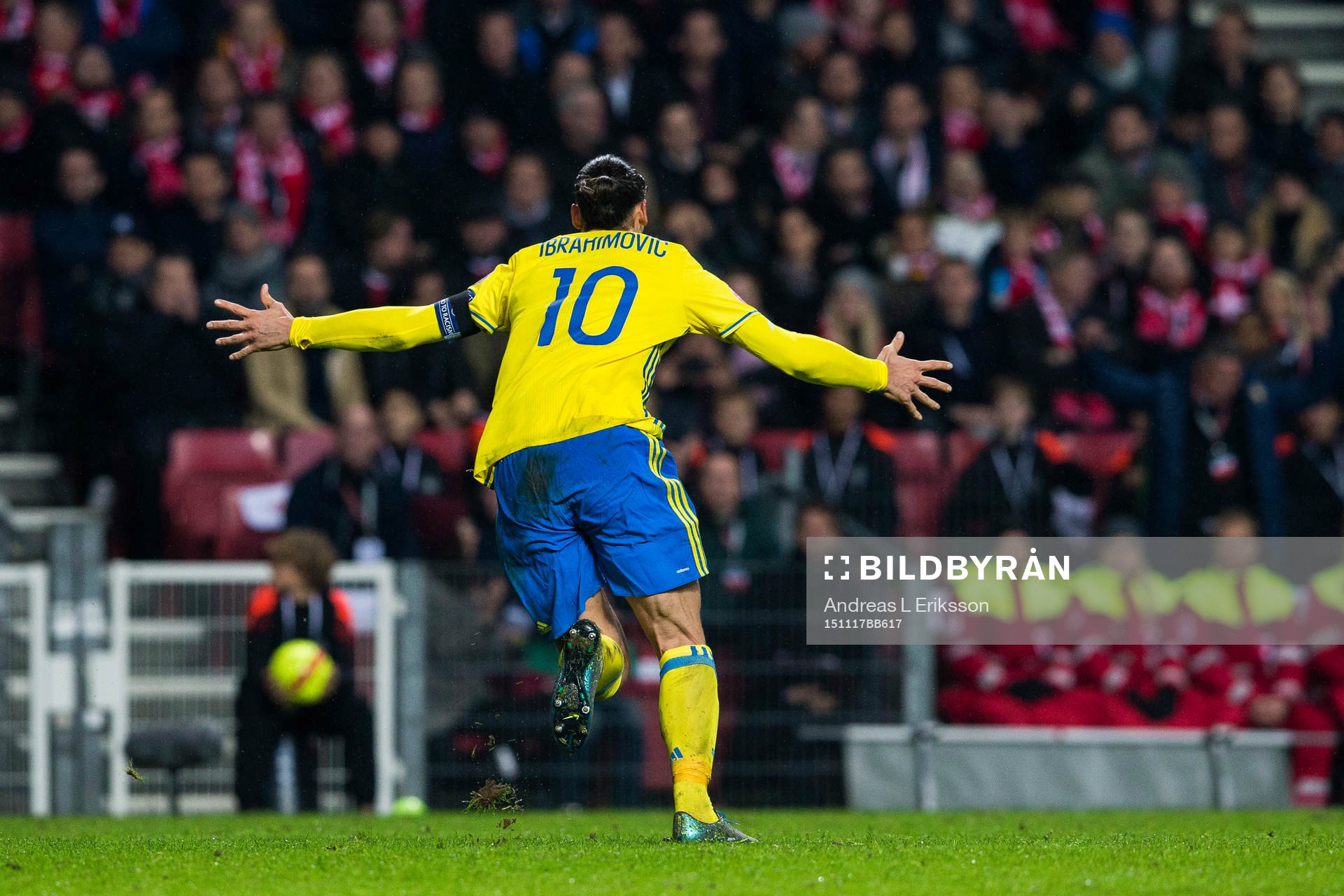 Sveriges Zlatan Ibrahimovic jublar
