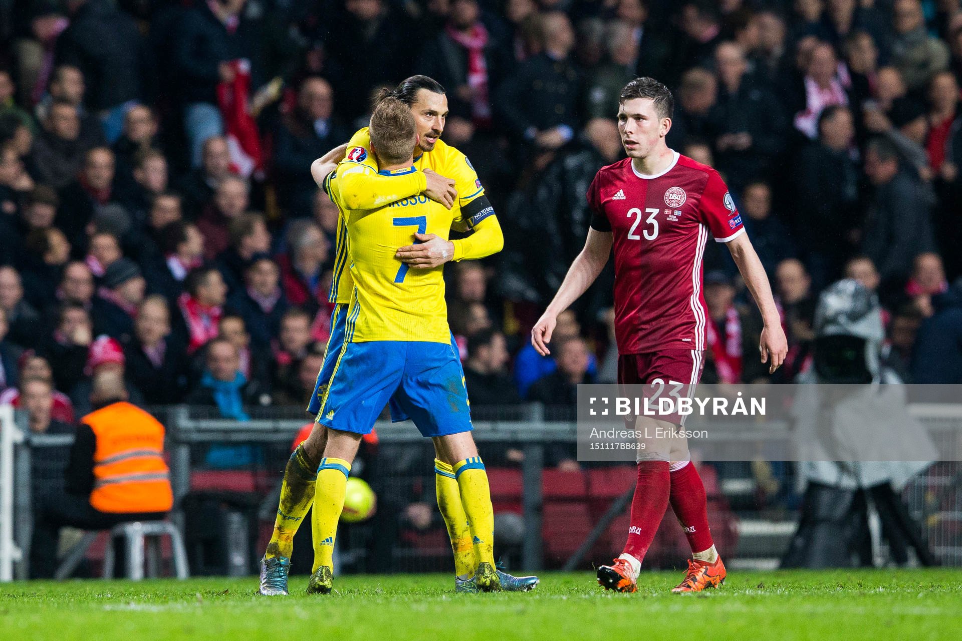 Sveriges Sebastian Larsson och Zlatan Ibrahimovic jublar