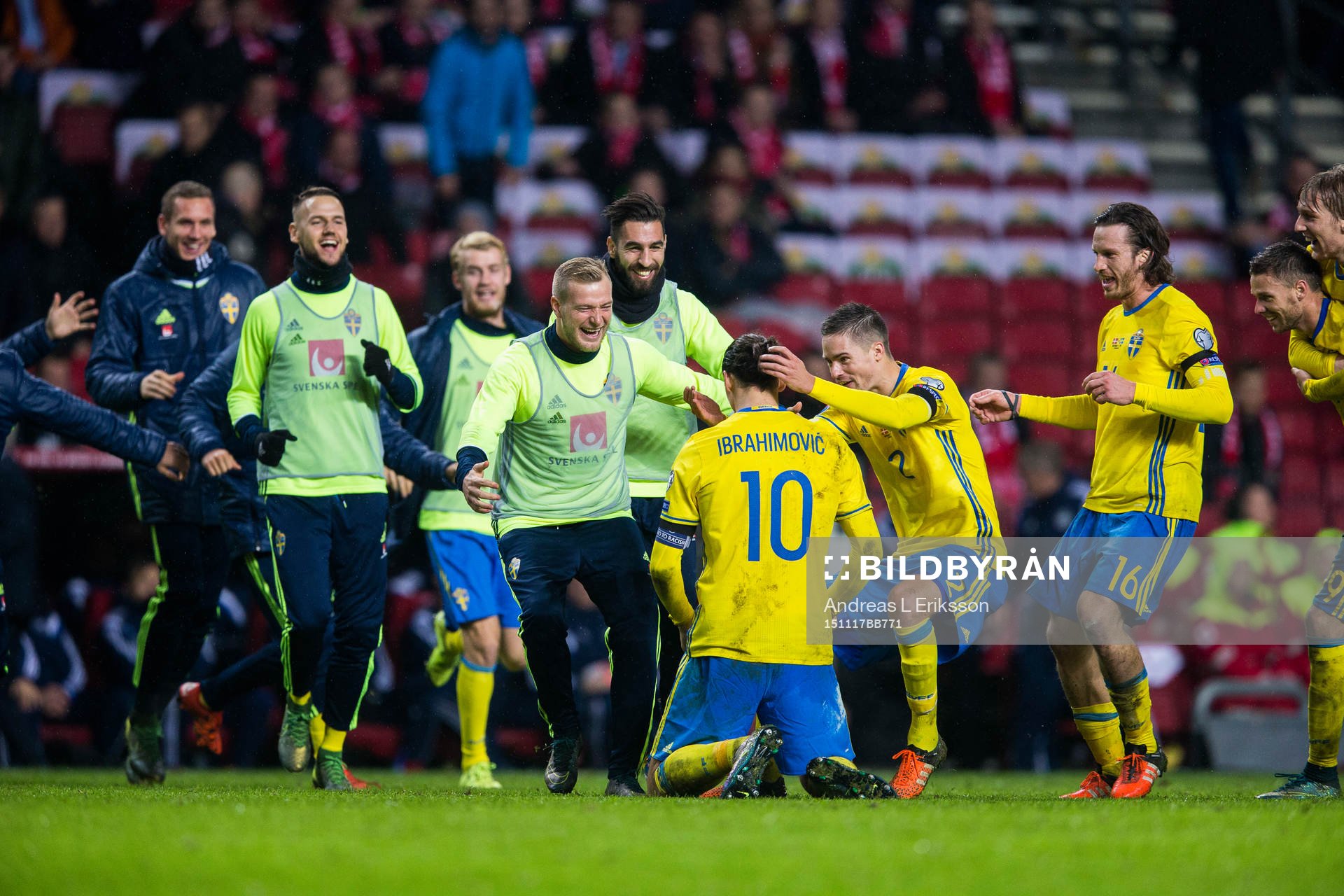 Sveriges Zlatan Ibrahimovic och de andra spelarna jublar