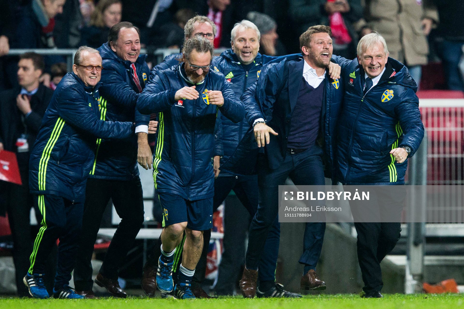Sveriges players manager Marcus Allbäck och andra ledare jublar efter fotbollsmatchen i EM-kvalets playoff mellan Danmark och Sverige den 17 november 2015 i Köpenhamn.