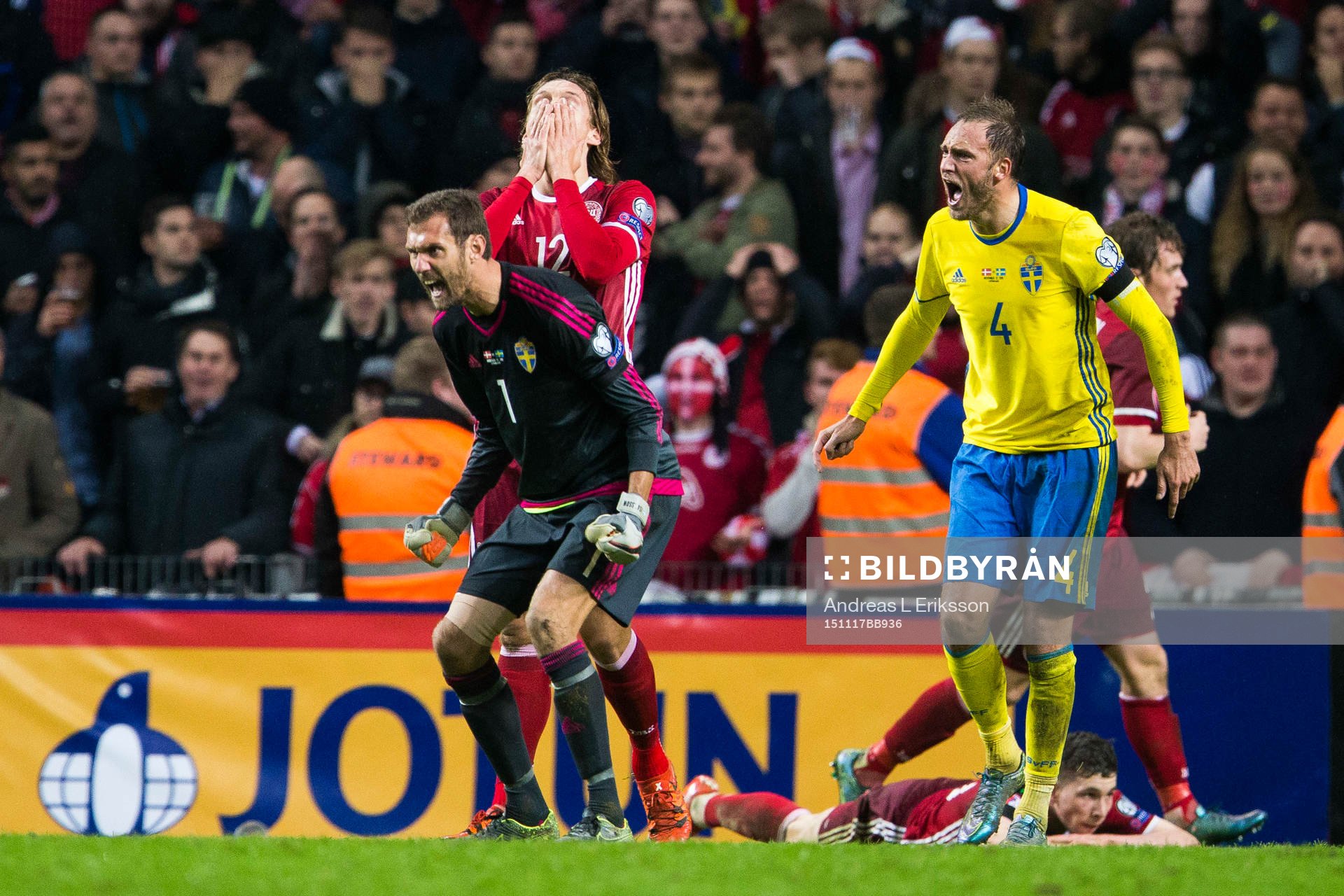 Sveriges målvakt Andreas Isaksson och Andreas Granqvist