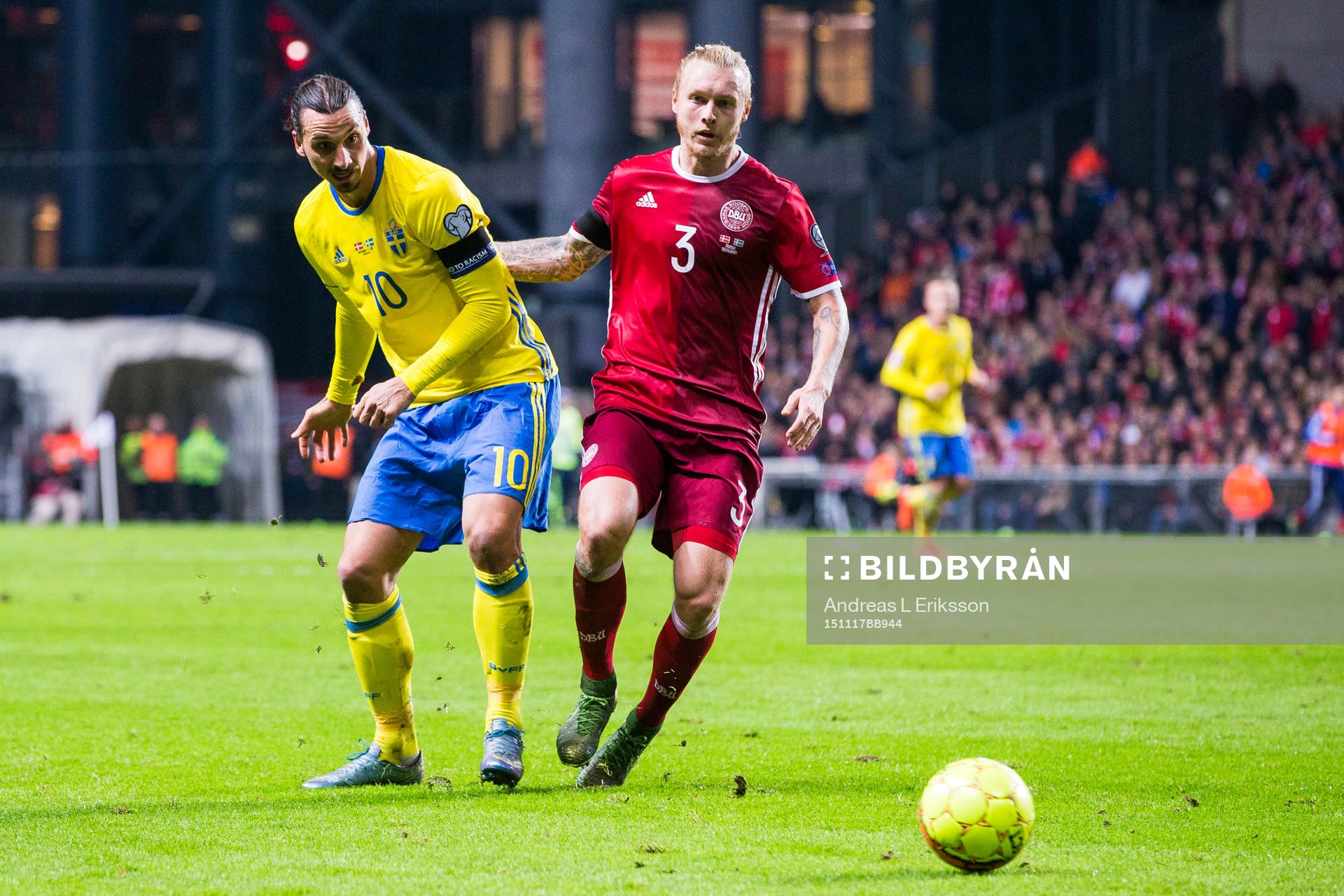 Sveriges Zlatan Ibrahimovic och Danmarks Simon Kjär