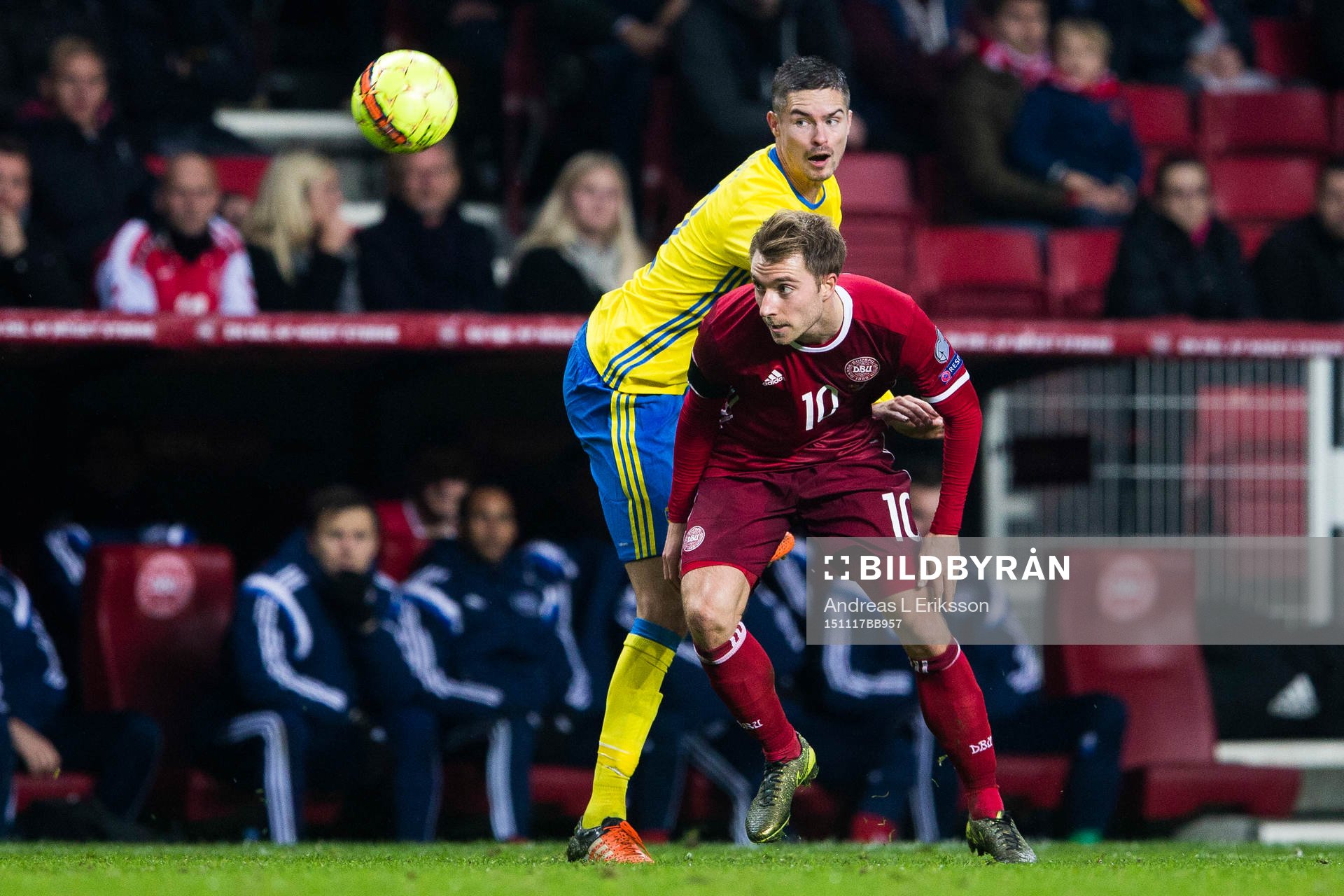 Sveriges Mikael Lustig i kamp om bollen med Danmarks